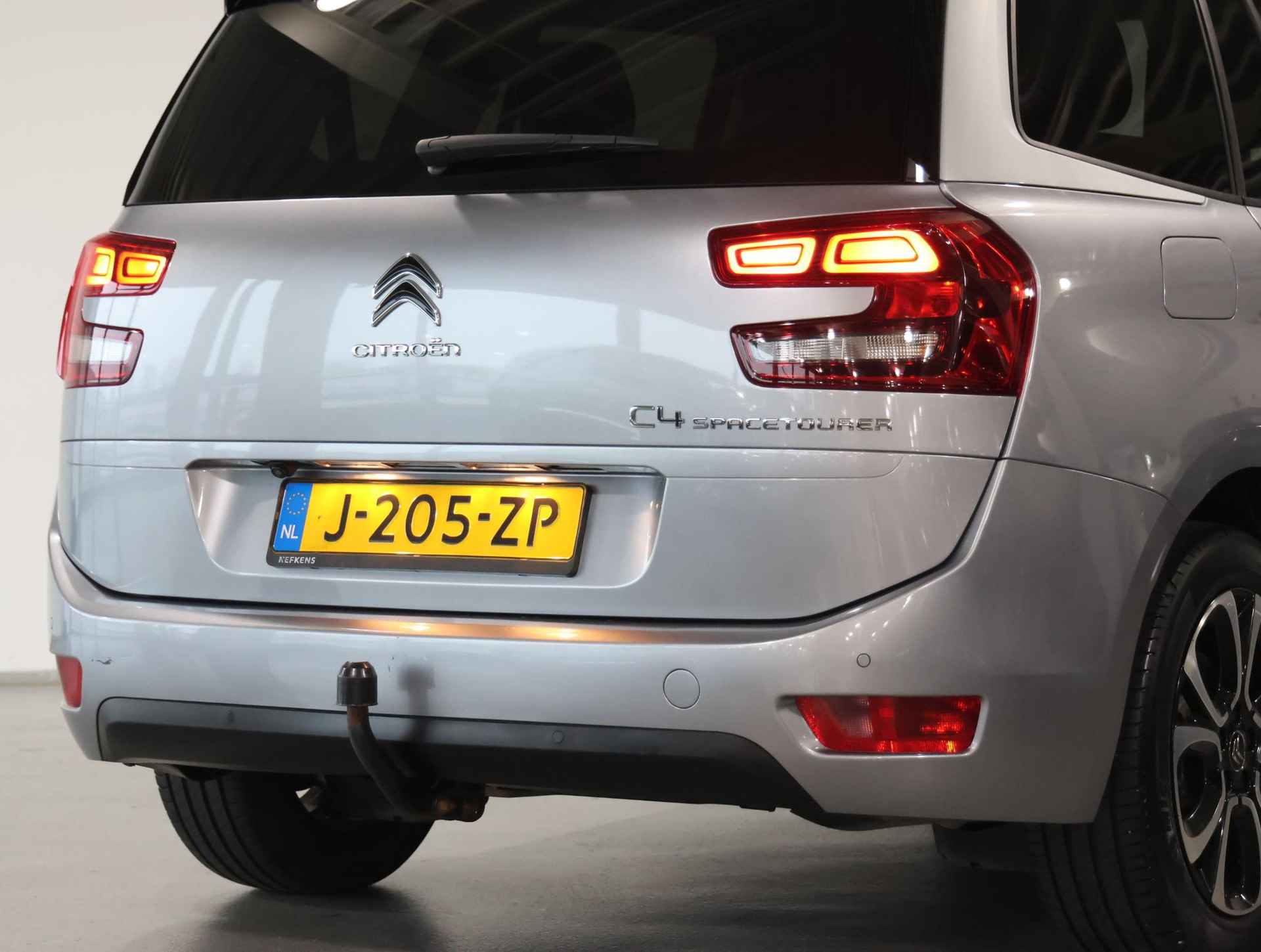 Citroen Grand C4 SpaceTourer 130pk P.T. Business (Trekhaak | Camera | Keyless Start | Navigatie | CruiseControl | Leren Bekleding) - 41/43