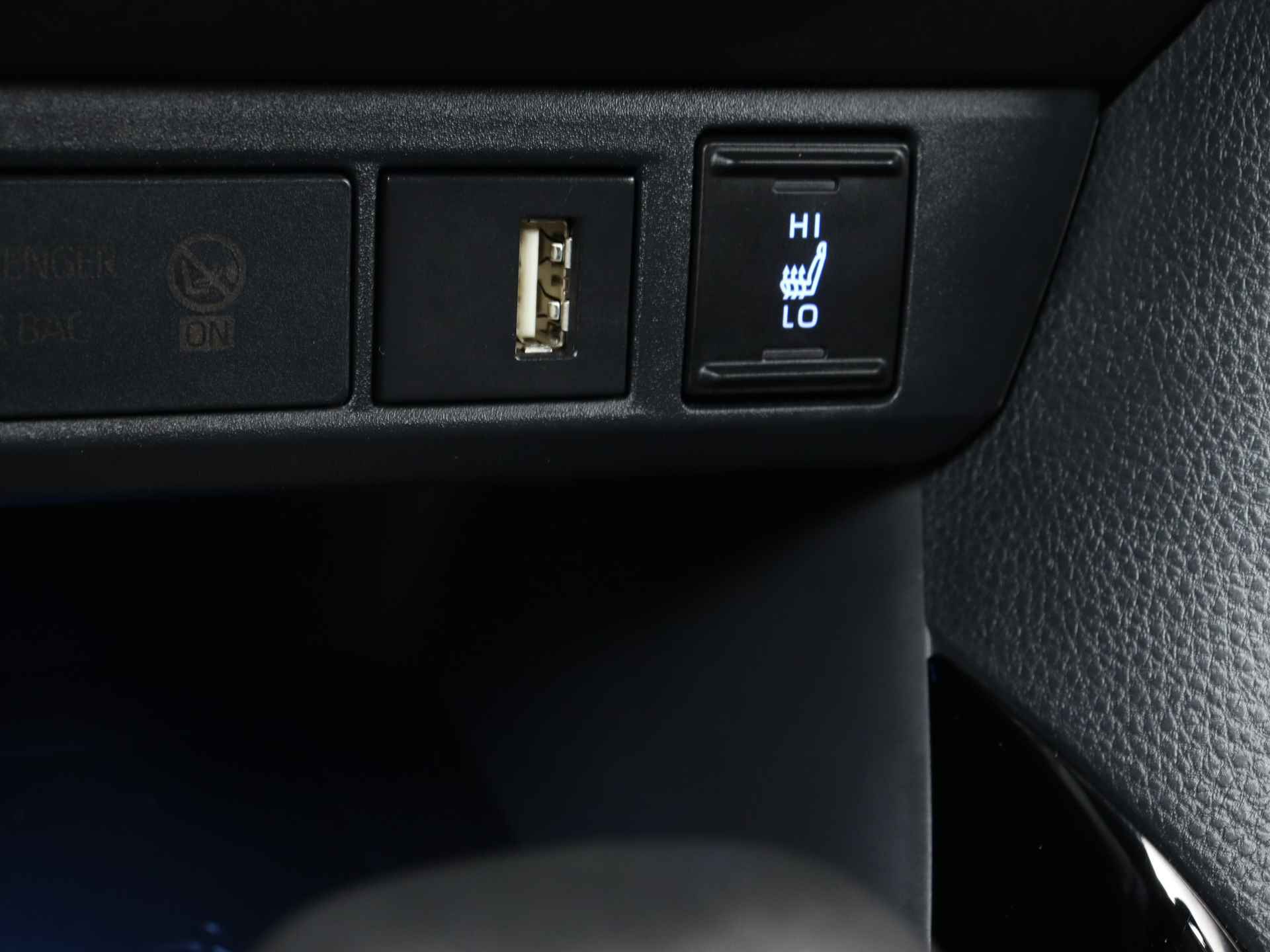Toyota Yaris 1.5 Hybrid Launch Edition Limited | Parkeersensoren | Stoelverwarming | Apple Carplay & Android Auto | LED | - 36/45
