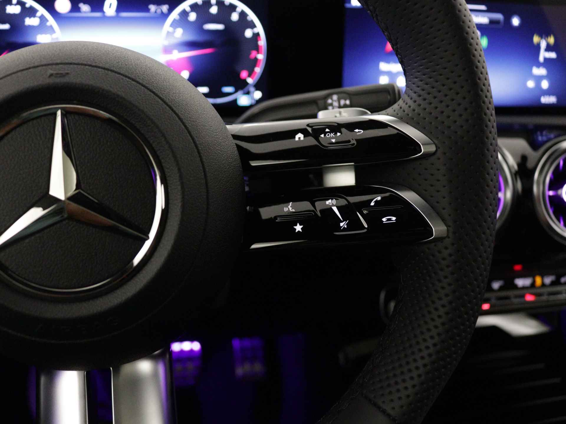 Mercedes-Benz CLA-Klasse Shooting Brake 180 AMG Line | Smartphone-integratie | Head-up display | KEYLESS GO-comfortpakket | Dodehoekassistent |  USB pakket Plus | Stoelverwarming vooraan | - 24/44