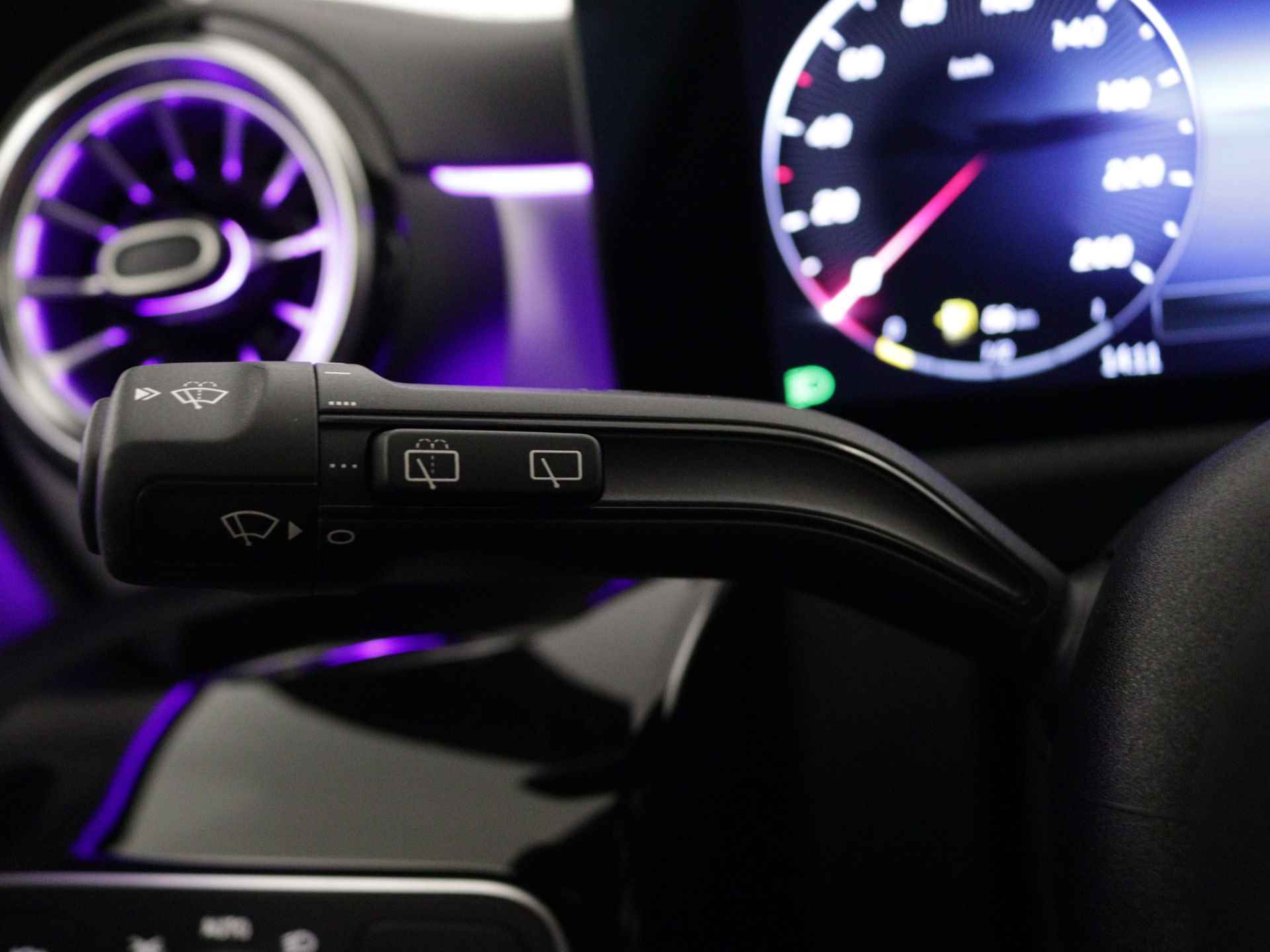 Mercedes-Benz CLA-Klasse Shooting Brake 180 AMG Line | Smartphone-integratie | Head-up display | KEYLESS GO-comfortpakket | Dodehoekassistent |  USB pakket Plus | Stoelverwarming vooraan | - 25/44