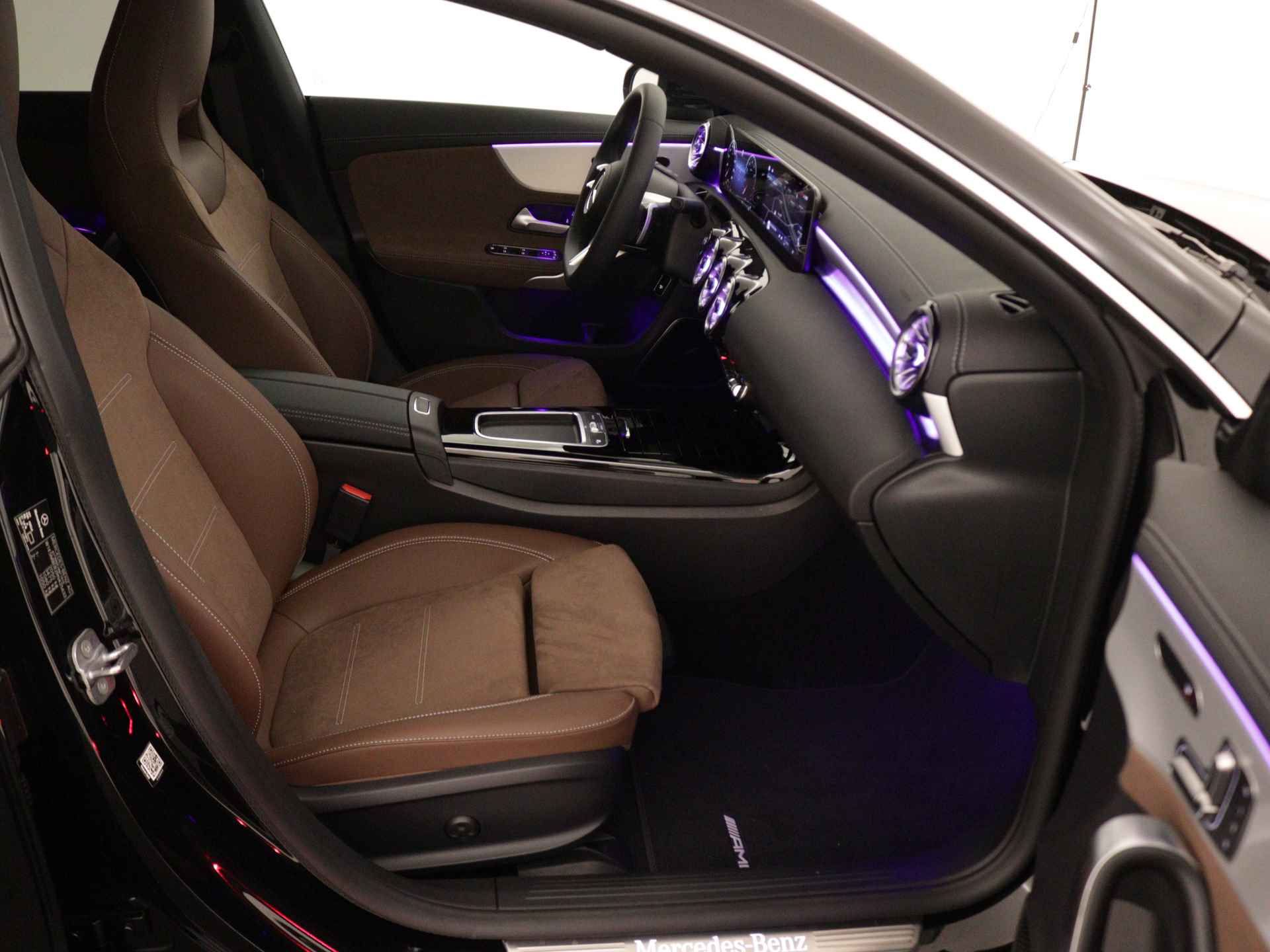 Mercedes-Benz CLA-Klasse Shooting Brake 180 AMG Line | Smartphone-integratie | Head-up display | KEYLESS GO-comfortpakket | Dodehoekassistent |  USB pakket Plus | Stoelverwarming vooraan | - 31/44