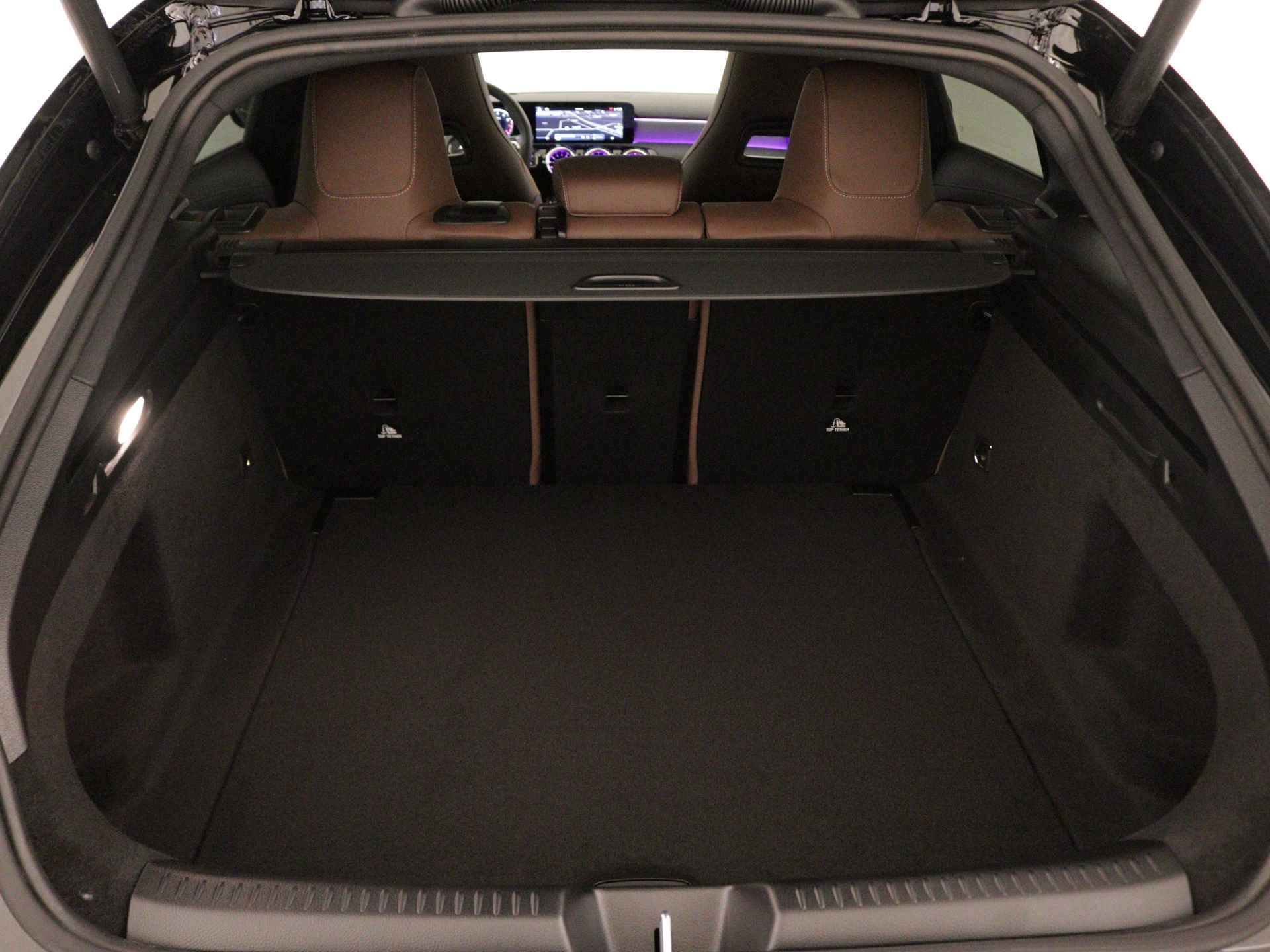 Mercedes-Benz CLA-Klasse Shooting Brake 180 AMG Line | Smartphone-integratie | Head-up display | KEYLESS GO-comfortpakket | Dodehoekassistent |  USB pakket Plus | Stoelverwarming vooraan | - 37/44
