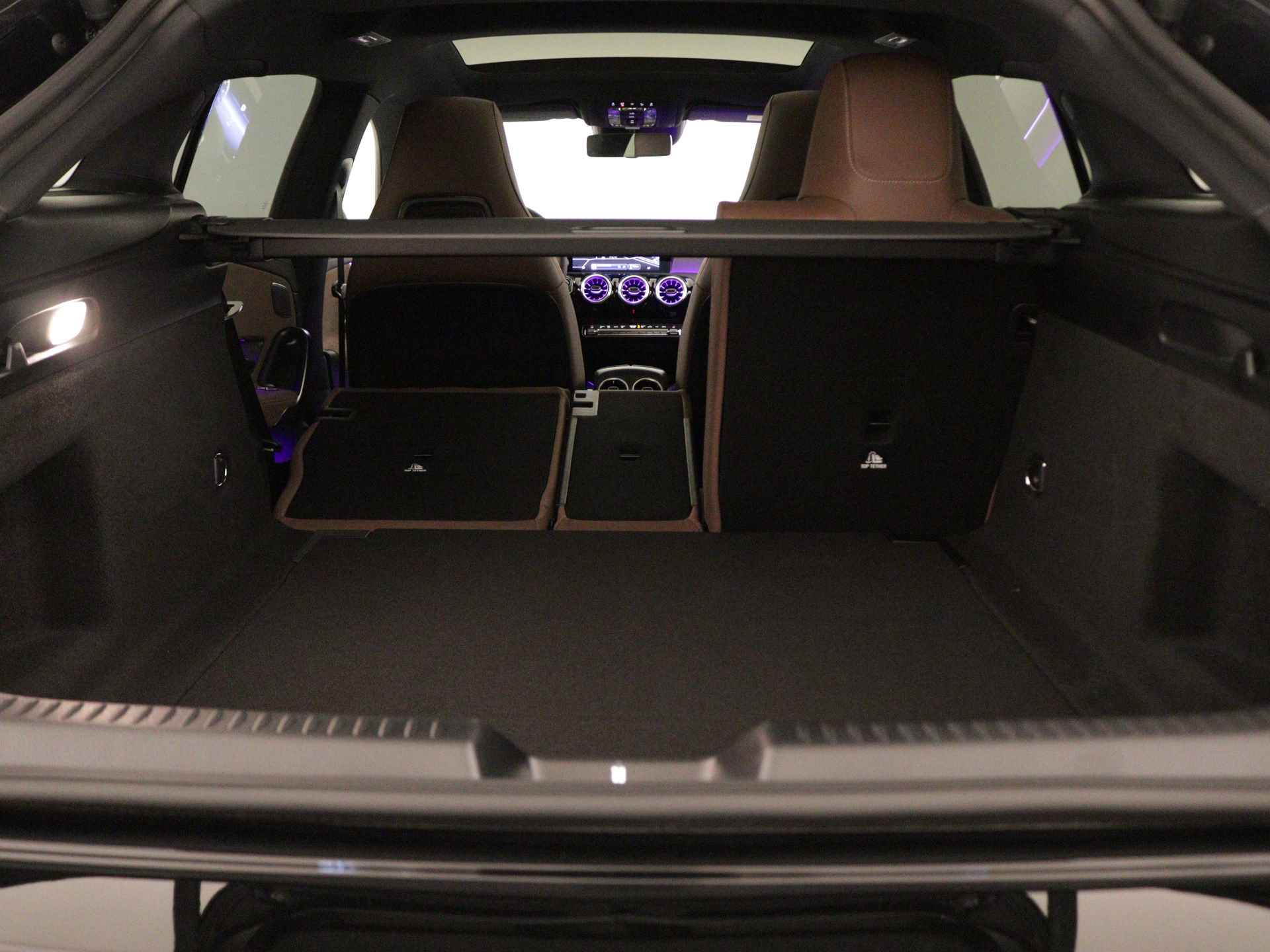 Mercedes-Benz CLA-Klasse Shooting Brake 180 AMG Line | Smartphone-integratie | Head-up display | KEYLESS GO-comfortpakket | Dodehoekassistent |  USB pakket Plus | Stoelverwarming vooraan | - 39/44