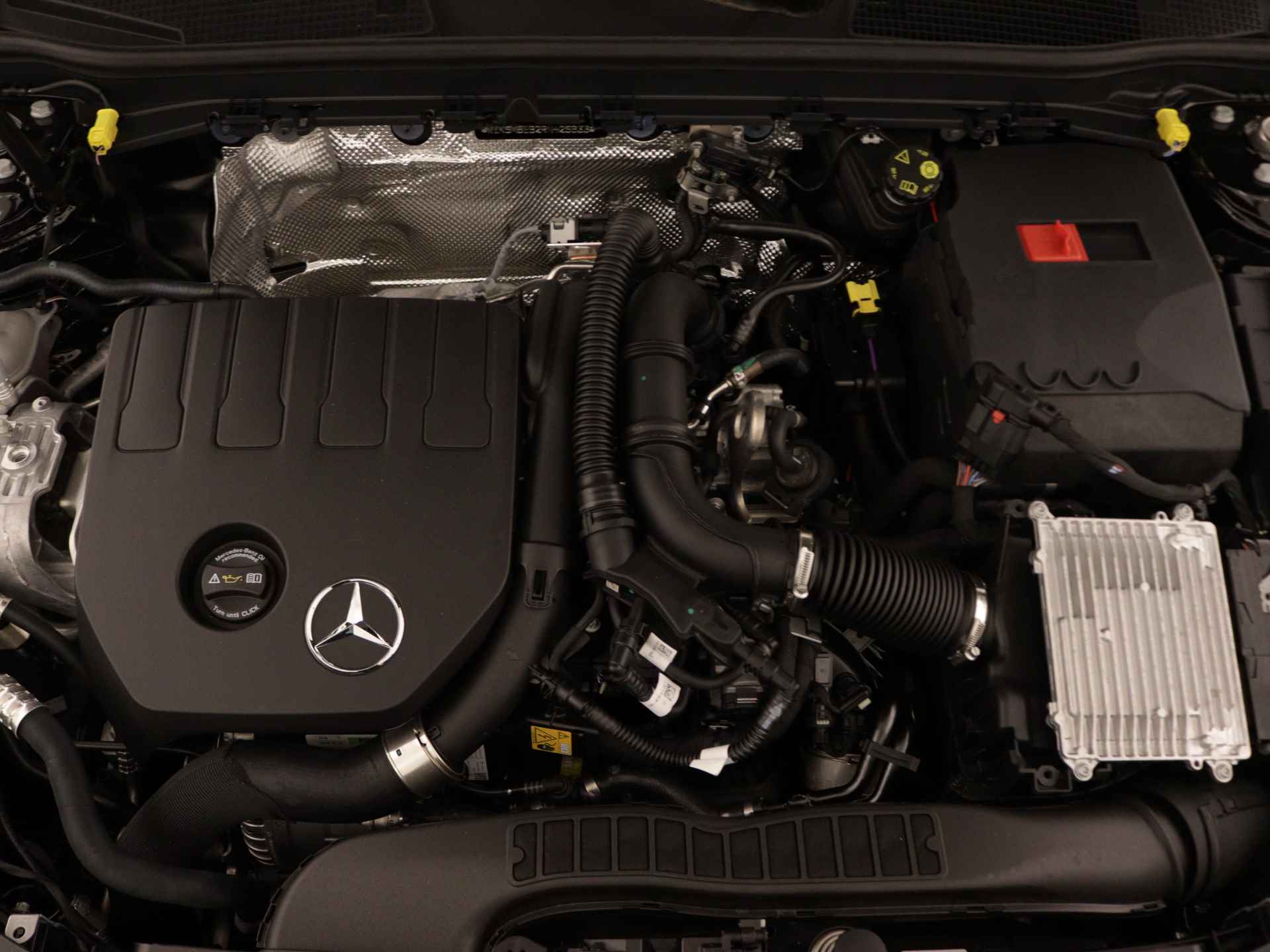 Mercedes-Benz CLA-Klasse Shooting Brake 180 AMG Line | Smartphone-integratie | Head-up display | KEYLESS GO-comfortpakket | Dodehoekassistent |  USB pakket Plus | Stoelverwarming vooraan | - 41/44
