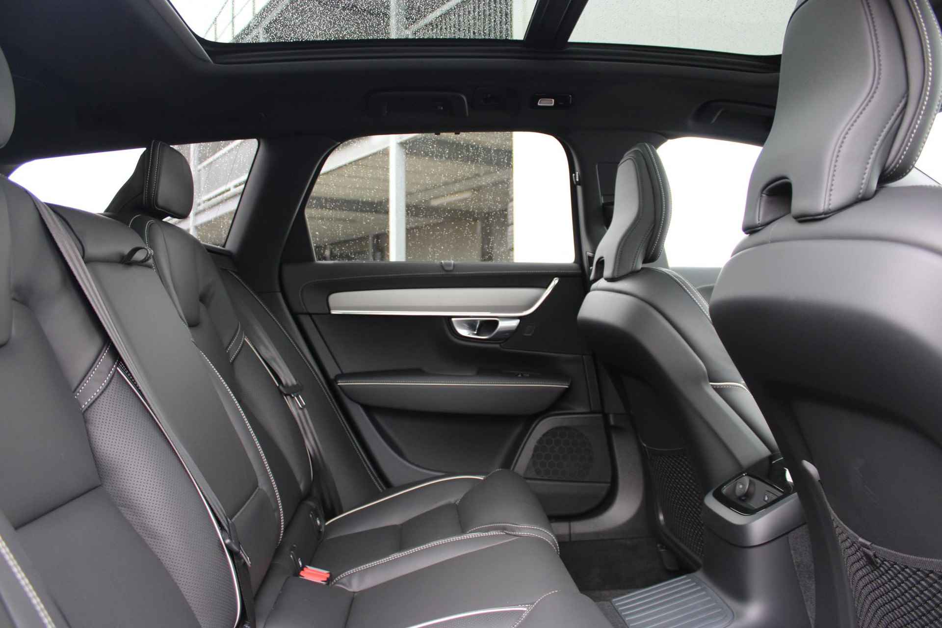 Volvo V90 T6 AUT8 350PK Recharge AWD Plus Bright, Adaptieve Cruise Control met Pilot Assist, Luchtvering, Premium audio by Harman Kardon, Elektrisch bedienbaar Panoramisch Schuif-/Kanteldak, Elektrische voorstoelen, Verwarmbare voorstoelen + stuurwiel,  Park Assist voor + achter, 360 Parkeercamera, Getint glas achter, Blind Spot Information System, Keyless Entry, Apple CarPlay, 20'' Lichtmetalen wielen - 7/50