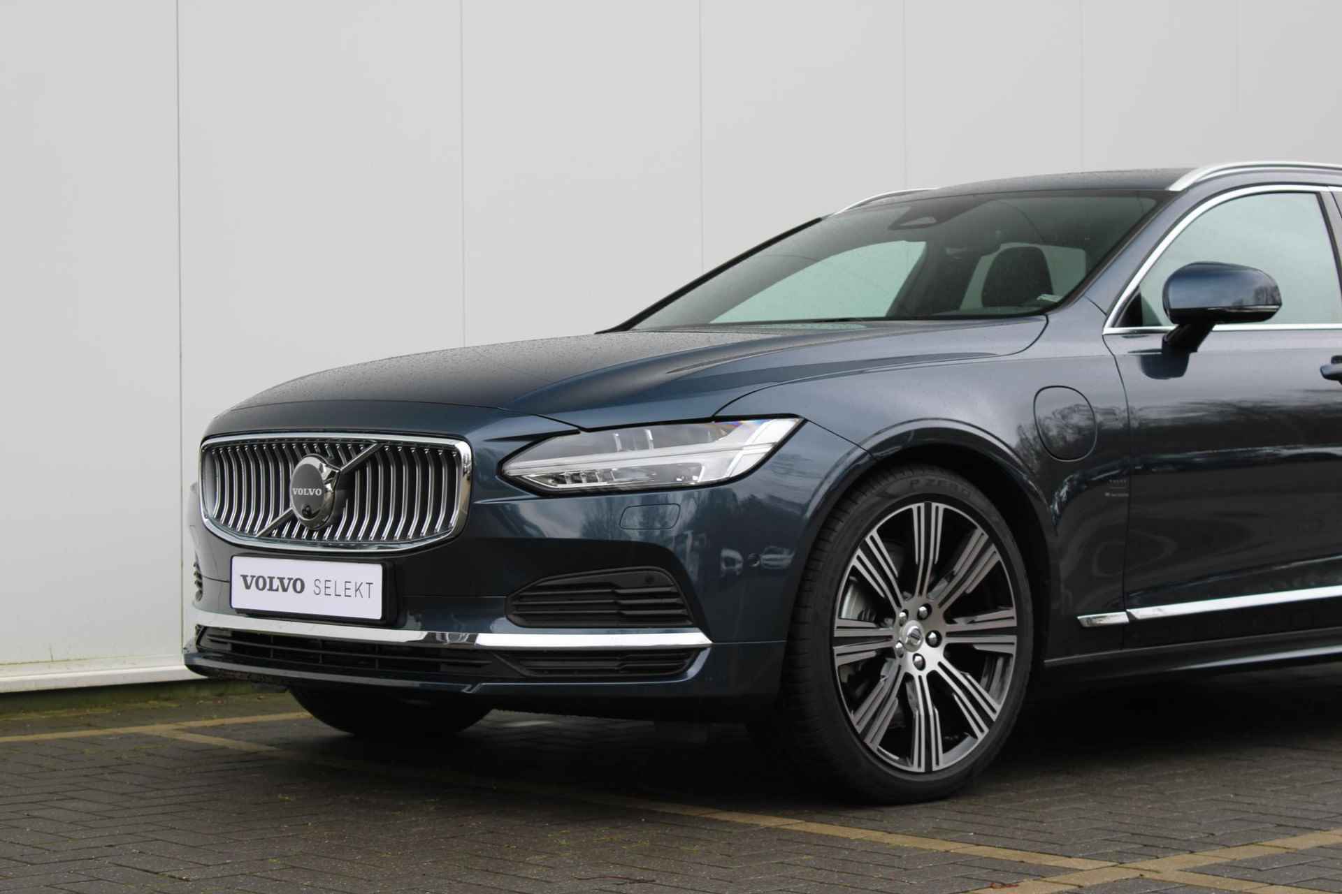 Volvo V90 T6 AUT8 350PK Recharge AWD Plus Bright, Adaptieve Cruise Control met Pilot Assist, Luchtvering, Premium audio by Harman Kardon, Elektrisch bedienbaar Panoramisch Schuif-/Kanteldak, Elektrische voorstoelen, Verwarmbare voorstoelen + stuurwiel,  Park Assist voor + achter, 360 Parkeercamera, Getint glas achter, Blind Spot Information System, Keyless Entry, Apple CarPlay, 20'' Lichtmetalen wielen - 15/50