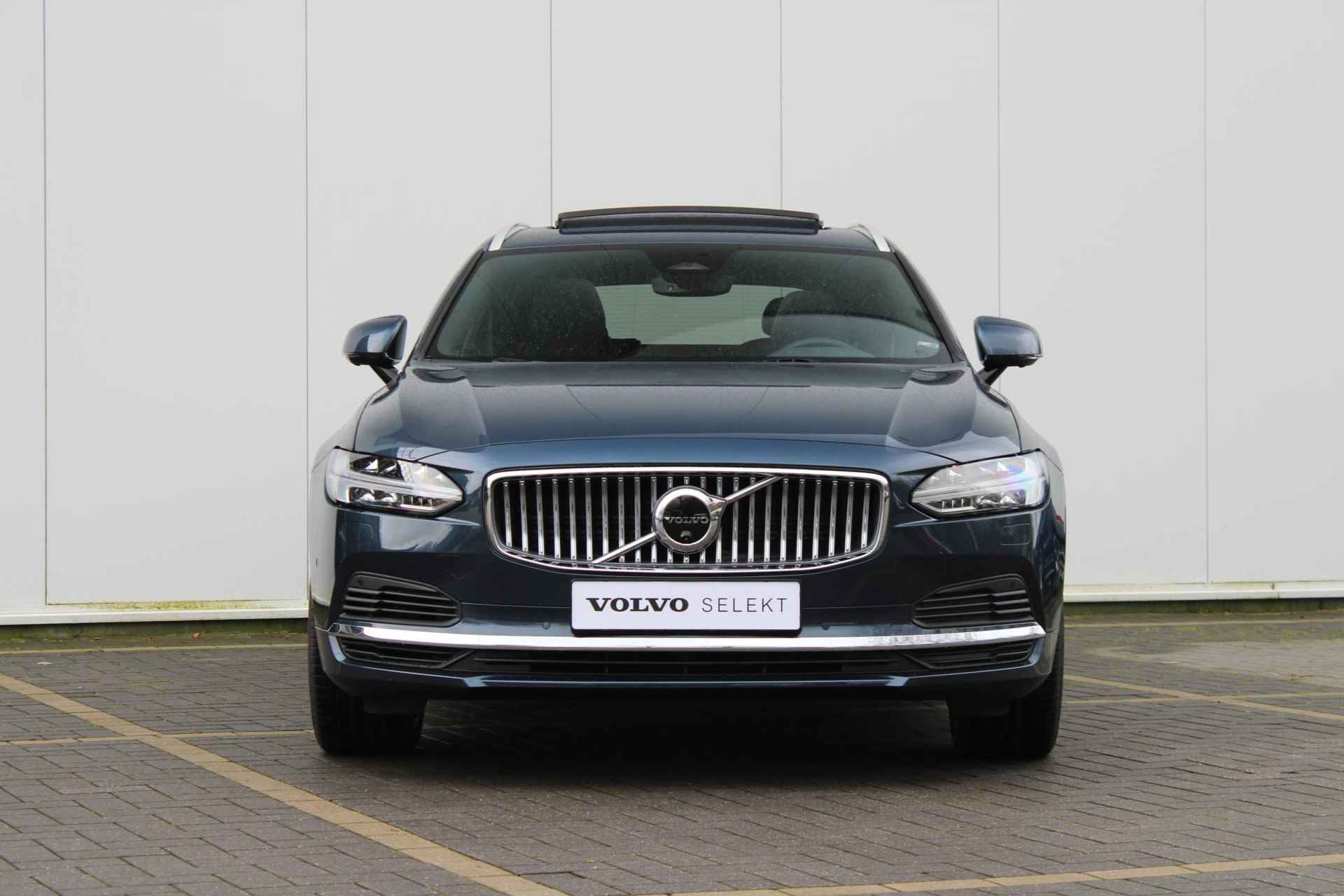 Volvo V90 T6 AUT8 350PK Recharge AWD Plus Bright, Adaptieve Cruise Control met Pilot Assist, Luchtvering, Premium audio by Harman Kardon, Elektrisch bedienbaar Panoramisch Schuif-/Kanteldak, Elektrische voorstoelen, Verwarmbare voorstoelen + stuurwiel,  Park Assist voor + achter, 360 Parkeercamera, Getint glas achter, Blind Spot Information System, Keyless Entry, Apple CarPlay, 20'' Lichtmetalen wielen - 17/50