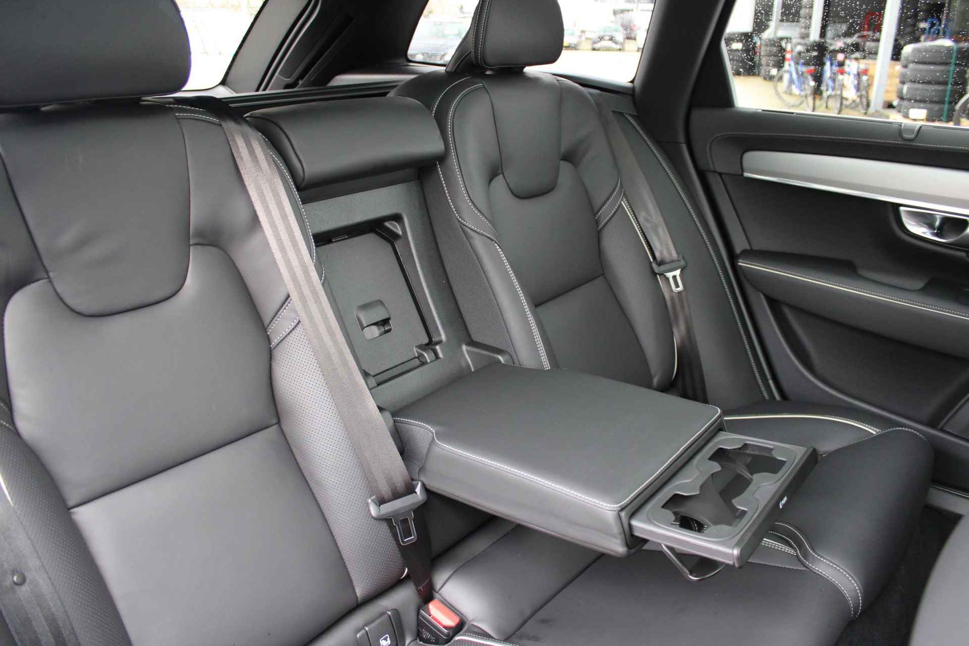 Volvo V90 T6 AUT8 350PK Recharge AWD Plus Bright, Adaptieve Cruise Control met Pilot Assist, Luchtvering, Premium audio by Harman Kardon, Elektrisch bedienbaar Panoramisch Schuif-/Kanteldak, Elektrische voorstoelen, Verwarmbare voorstoelen + stuurwiel,  Park Assist voor + achter, 360 Parkeercamera, Getint glas achter, Blind Spot Information System, Keyless Entry, Apple CarPlay, 20'' Lichtmetalen wielen - 23/50