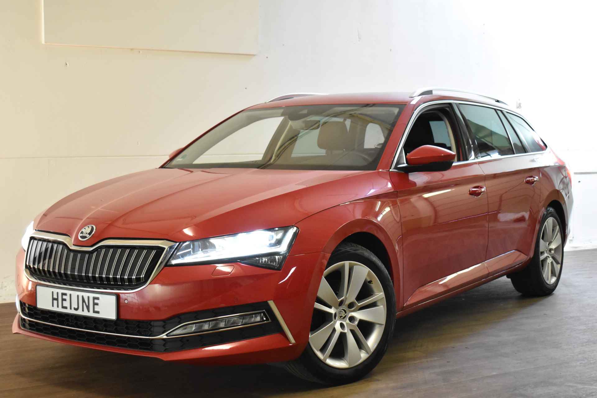 Škoda Superb Combi iV 218PK DSG HYBRID BUSINESS + VIRTUAL/TREKHAAK/CAMERA - 4/47