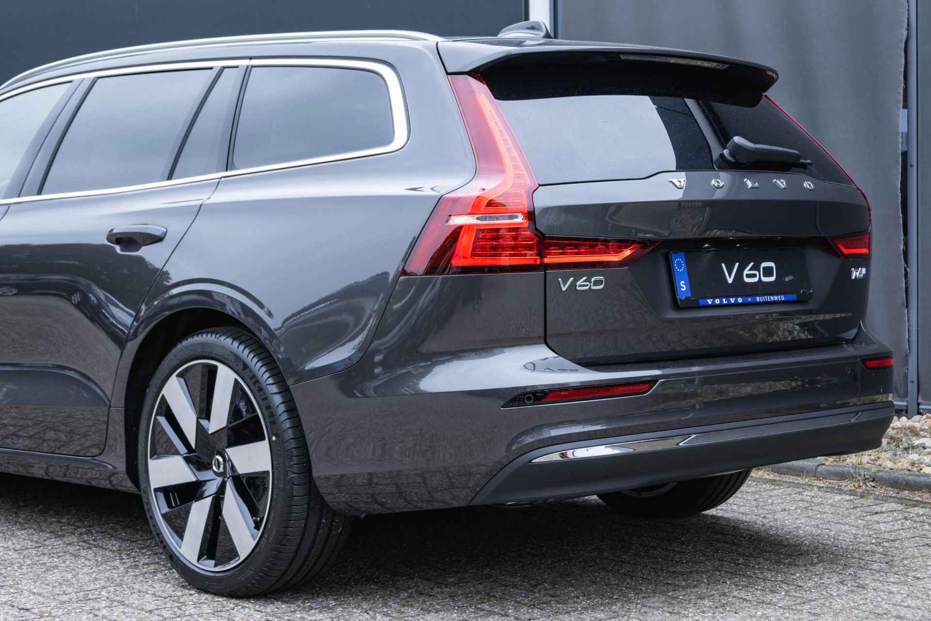 Volvo V60 T6 Recharge AWD Essential Edition | Long Range | Direct Leverbaar | Google Infotainment | Stoel- en stuurverwarming | Verwarmde achterbank | Parkeercamera - 9/33