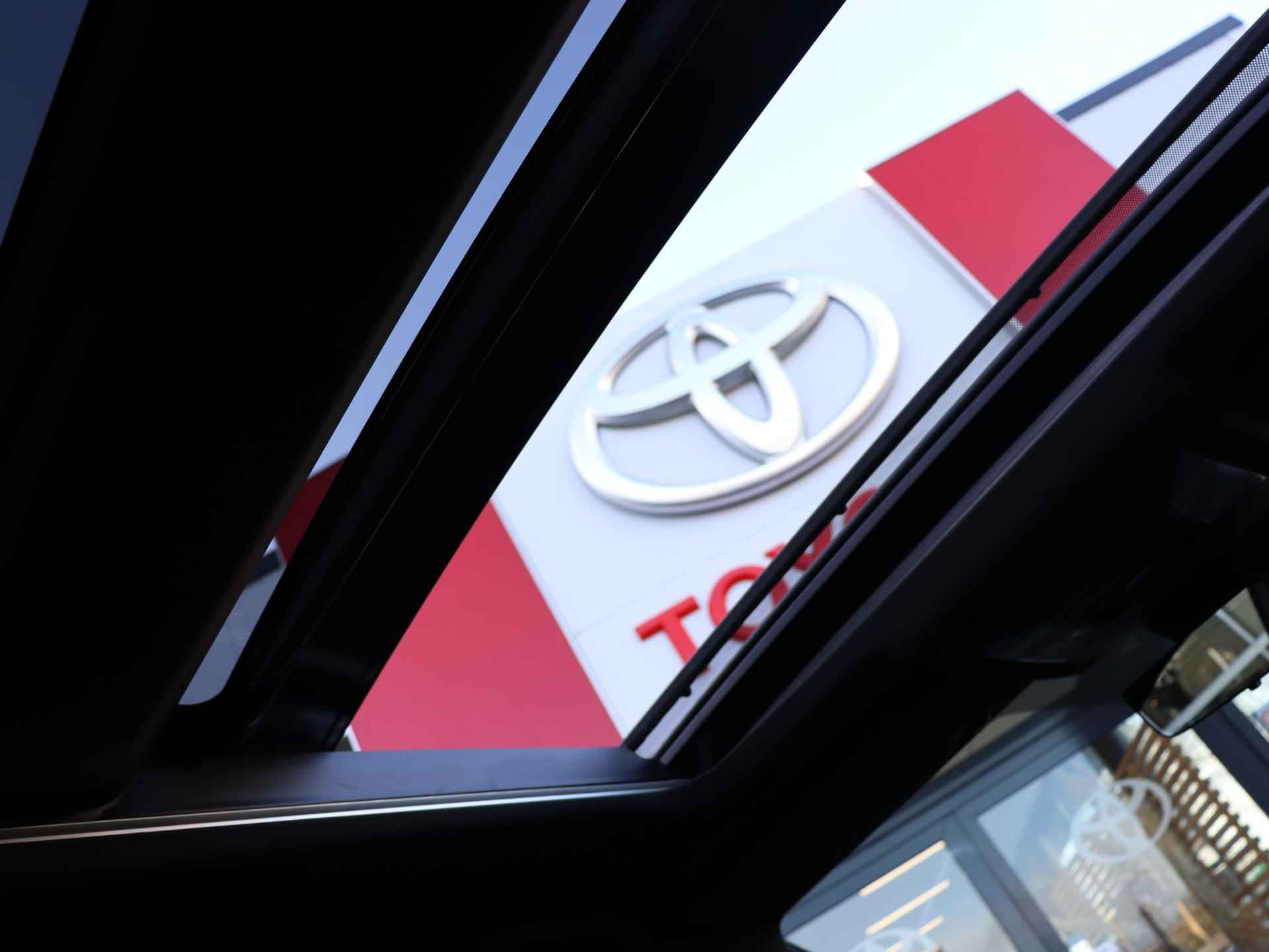 Toyota RAV4 2.5 Plug-in Hybrid AWD Bi-Tone Plus, Pano, T-Haak - 7/50