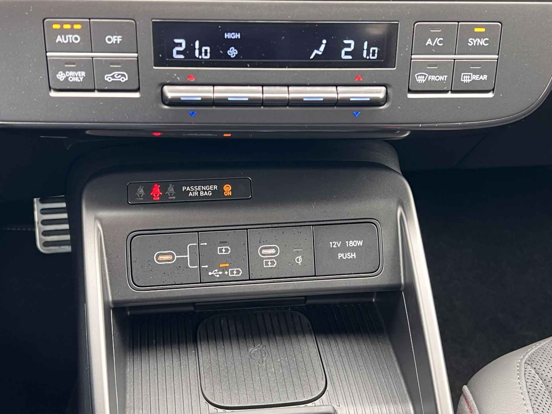 Hyundai Kona 1.6 GDI HEV N Line Automaat / Navigatie Bluelink / Apple Carplay Android / Stuur- stoel- en achterbankverwarming / Camera 360° / - 19/66