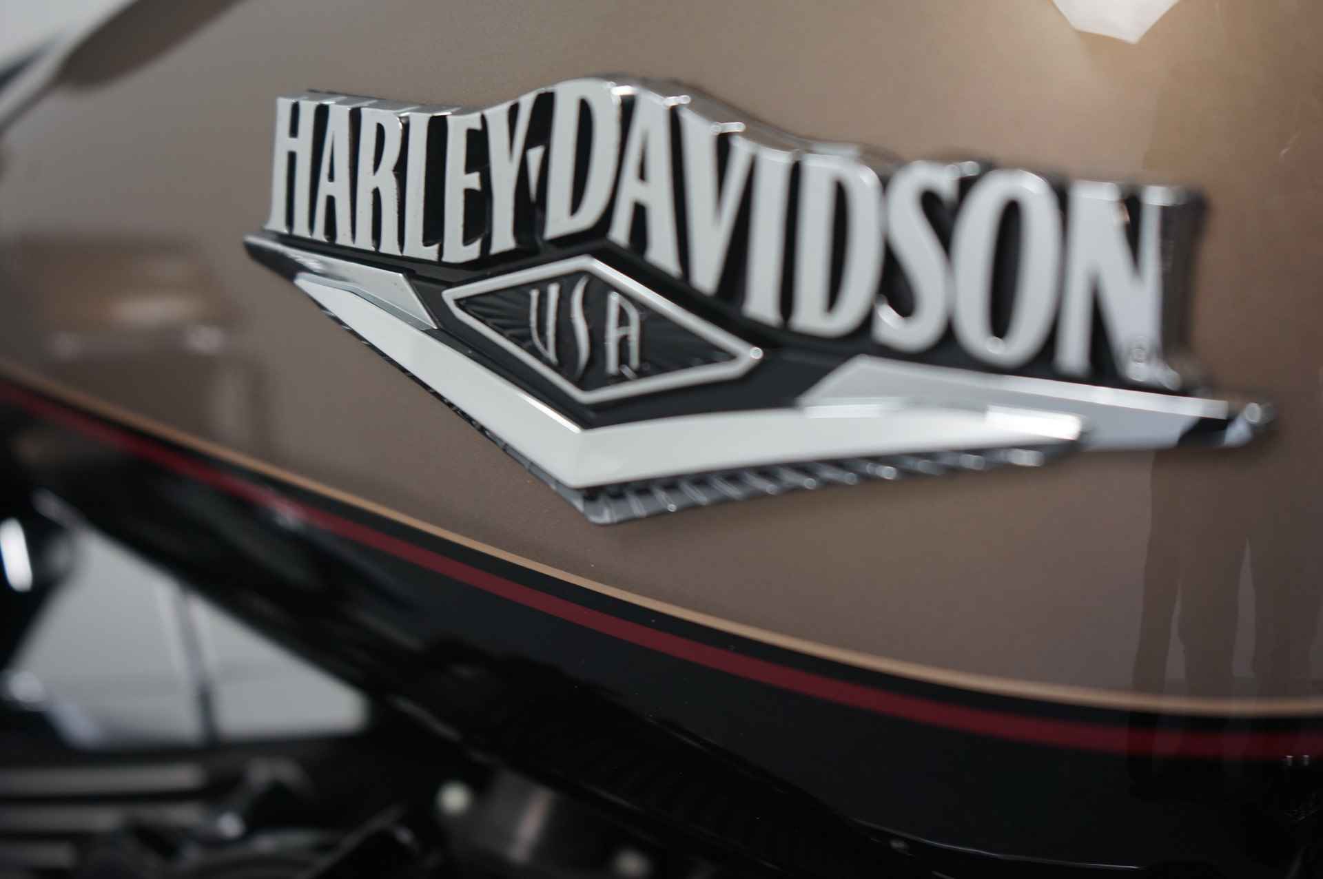 Harley-Davidson FLHRC1 ROAD KING - 10/17