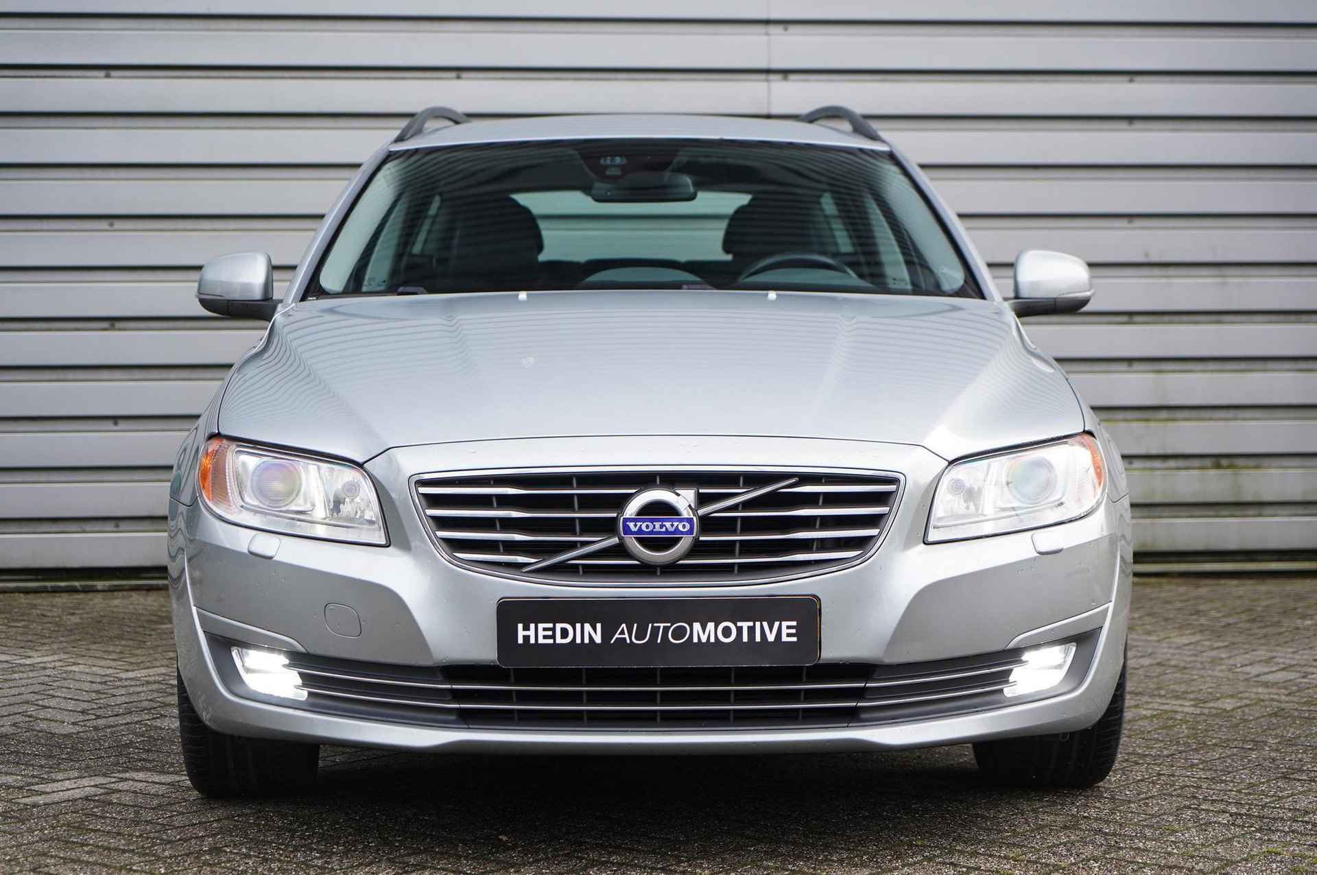 Volvo V70 1.6 T4 Nordic+ | Standkachel | Leder bekleding | LM Velgen | Trekhaak | - 2/27