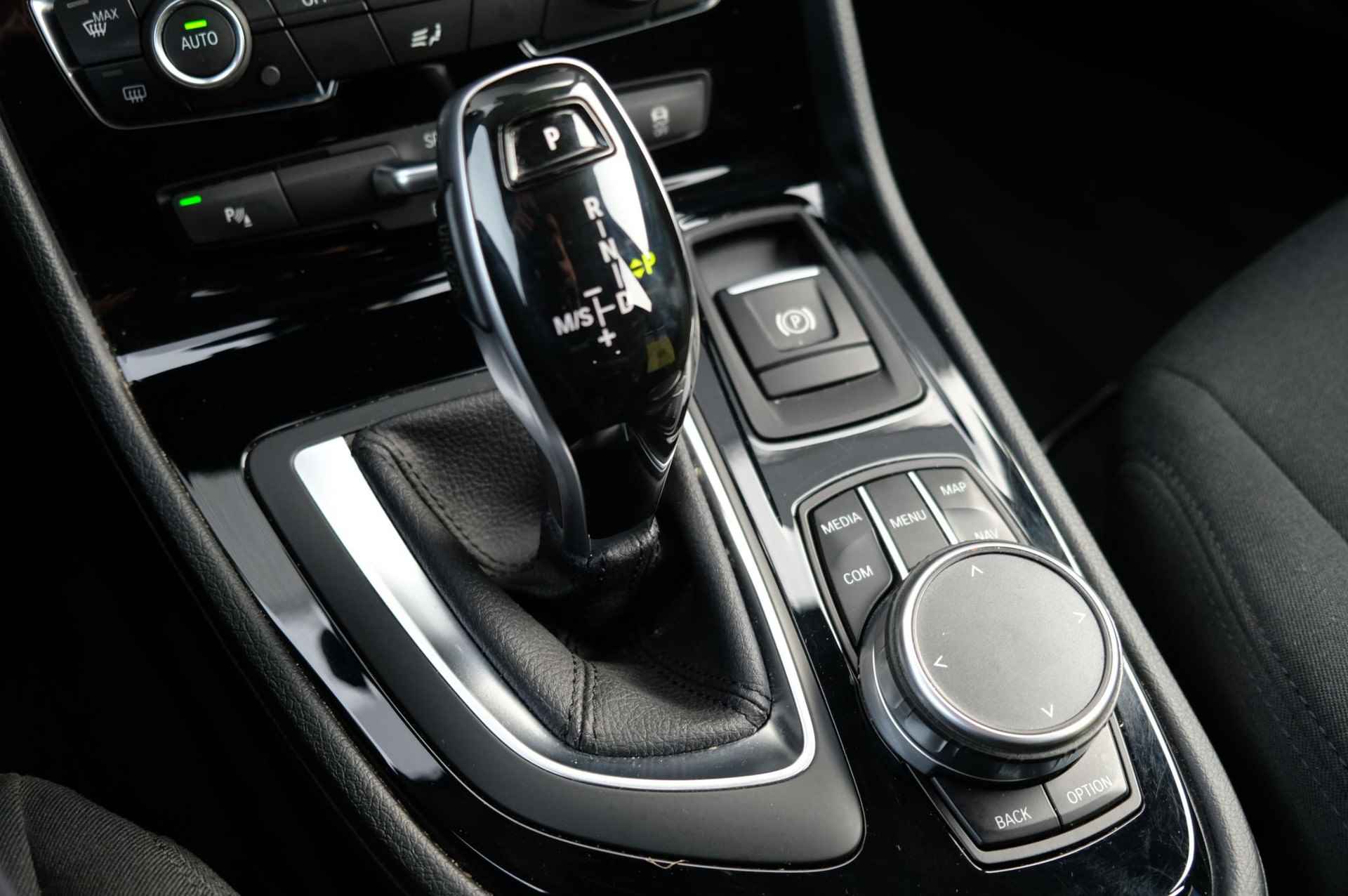 BMW 2-serie Active Tourer 218i Executive Edition | Automaat | Camera | Head Up | Navi Professional | Trekhaak - 24/33
