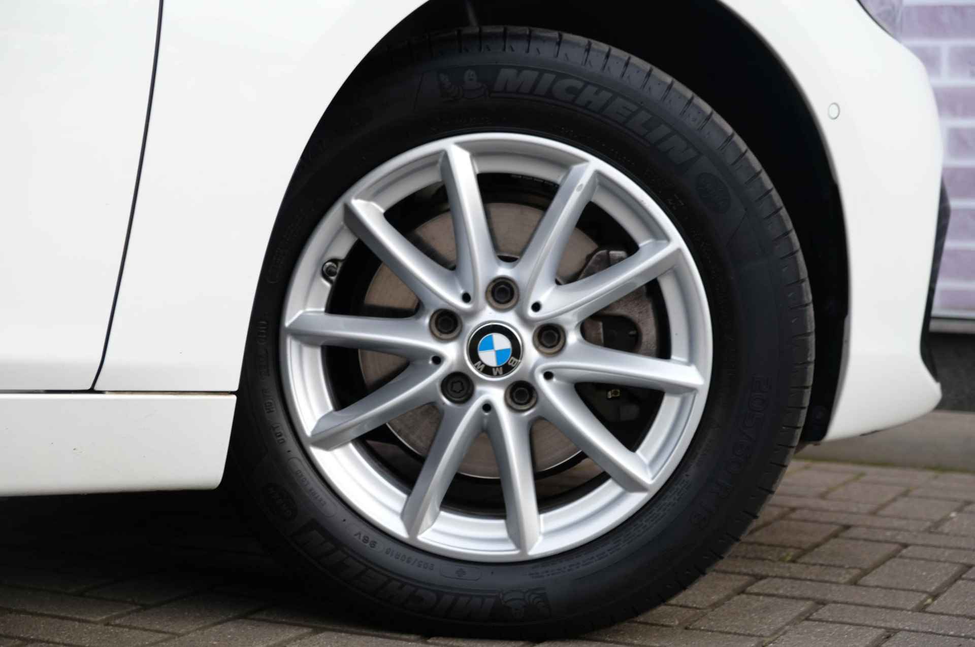 BMW 2-serie Active Tourer 218i Executive Edition | Automaat | Camera | Head Up | Navi Professional | Trekhaak - 29/33