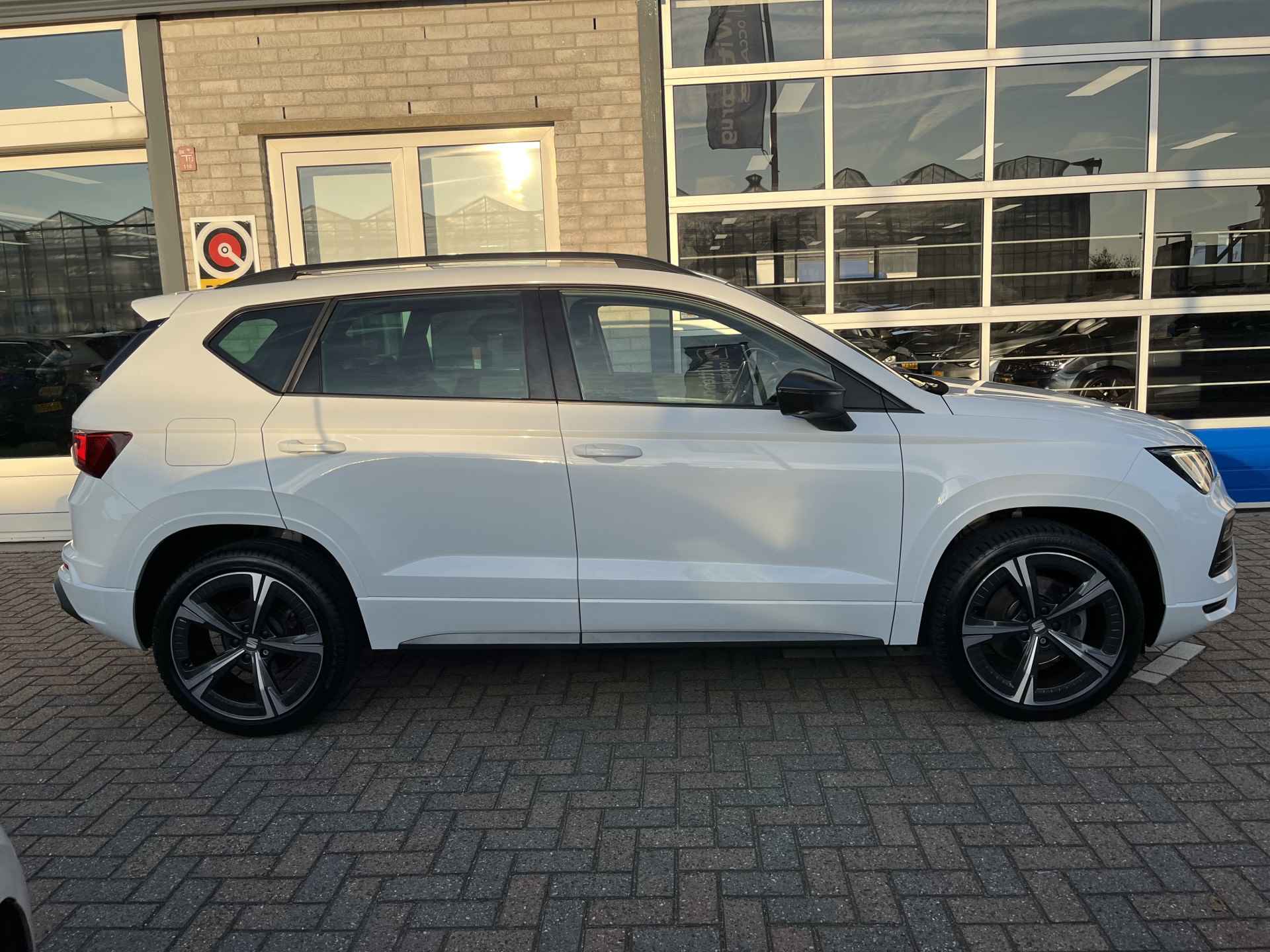 SEAT Ateca 1.5 TSI FR Business Intense / AUTOMAAT/ TREKHAAK/ PANO/ BEATS AUDIO/ DCC/ 360 CAMERA/ LED/ KEYLESS/ MEMORY SEATS/ DODE HOEK/ STOEL EN STUUR VERWARM./ VIRTUAL COCKPIT/ ADAPT. CRUISE/ APP CONNECT/ NAVI/ CLIMA/ DAB/ - 37/41