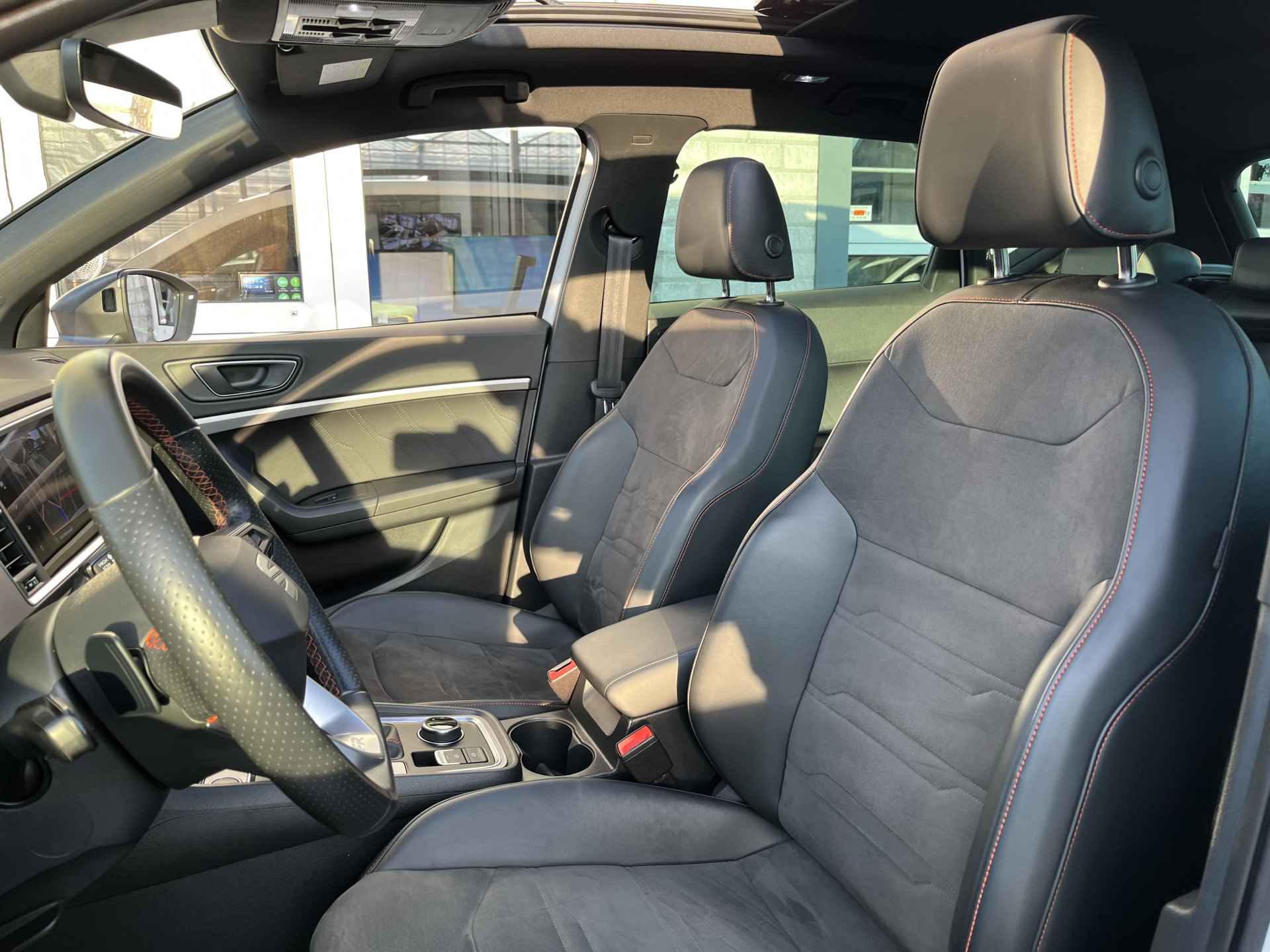 SEAT Ateca 1.5 TSI FR Business Intense / AUTOMAAT/ TREKHAAK/ PANO/ BEATS AUDIO/ DCC/ 360 CAMERA/ LED/ KEYLESS/ MEMORY SEATS/ DODE HOEK/ STOEL EN STUUR VERWARM./ VIRTUAL COCKPIT/ ADAPT. CRUISE/ APP CONNECT/ NAVI/ CLIMA/ DAB/ - 7/41