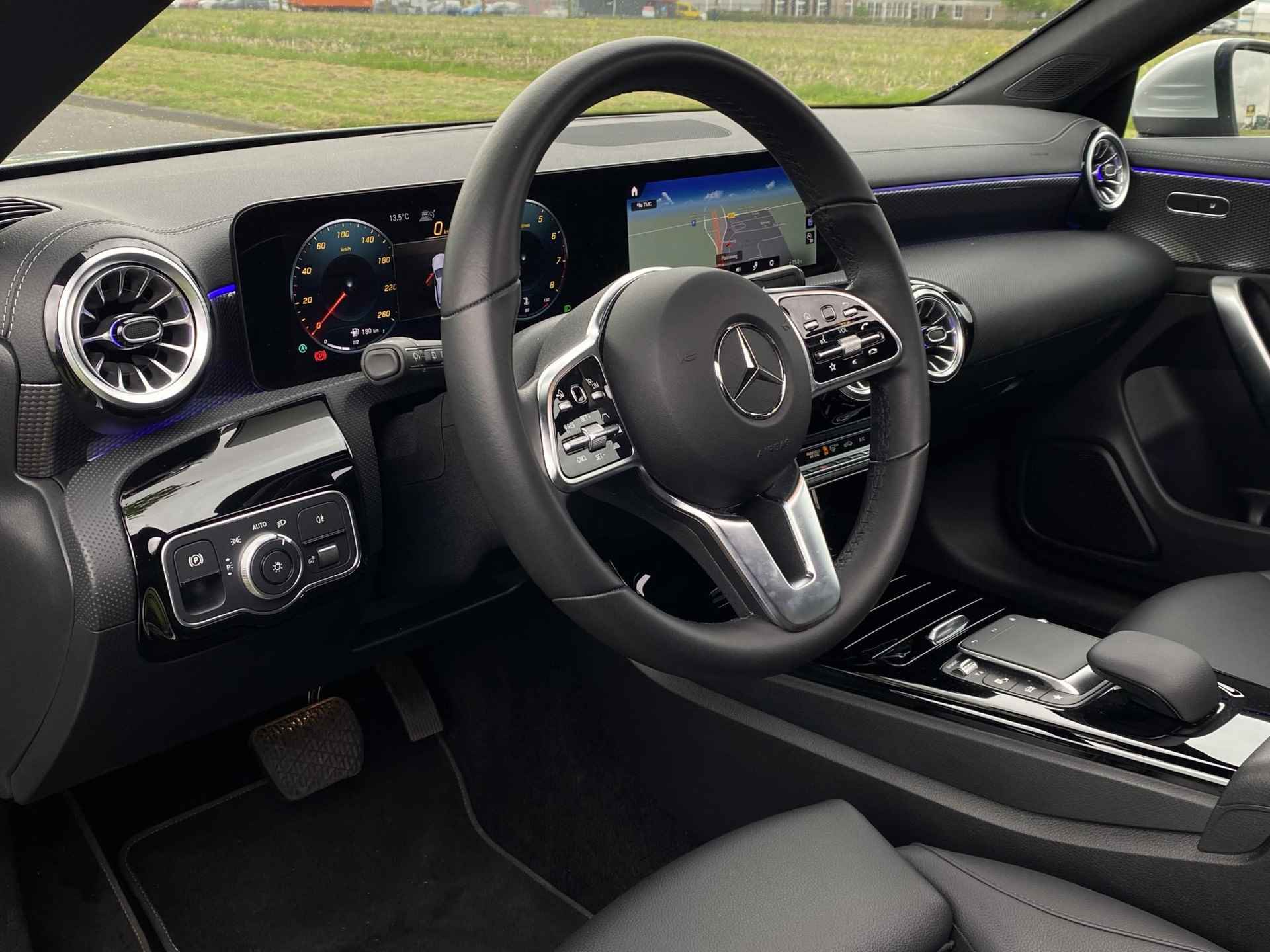 Mercedes-Benz CLA-Klasse 180 Shooting Brake Luxury Line | Premium pakket | EASY-PACK-achterklep | Stoelverwarming voor | DISTRONIC | Panorama-schuifdak - 14/55
