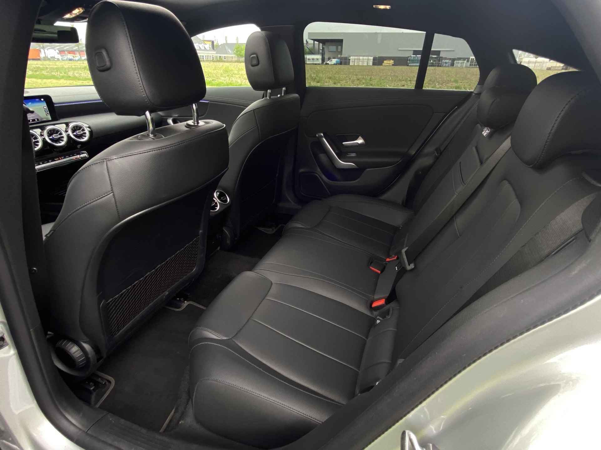 Mercedes-Benz CLA-Klasse 180 Shooting Brake Luxury Line | Premium pakket | EASY-PACK-achterklep | Stoelverwarming voor | DISTRONIC | Panorama-schuifdak - 39/55