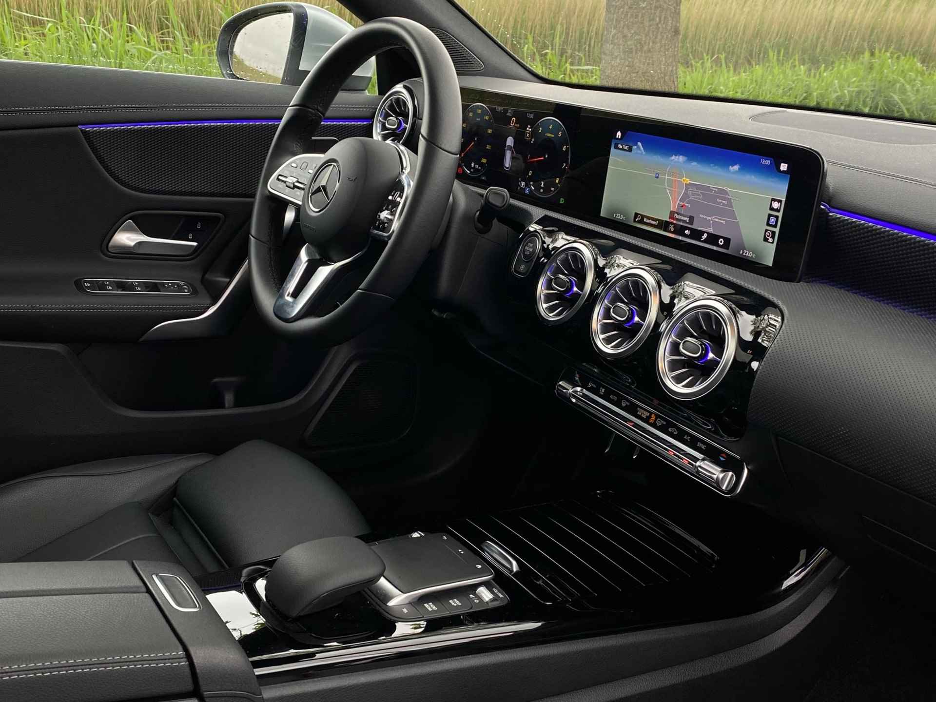 Mercedes-Benz CLA-Klasse 180 Shooting Brake Luxury Line | Premium pakket | EASY-PACK-achterklep | Stoelverwarming voor | DISTRONIC | Panorama-schuifdak - 53/55