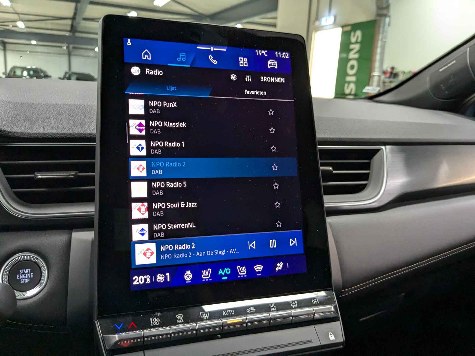 Renault Symbioz 1.6 E-Tech hybrid 145 iconic Automaat / Navigatie groot scherm / Apple Carplay Android Auto / 19" Lichtmetalen wielen / - 13/27