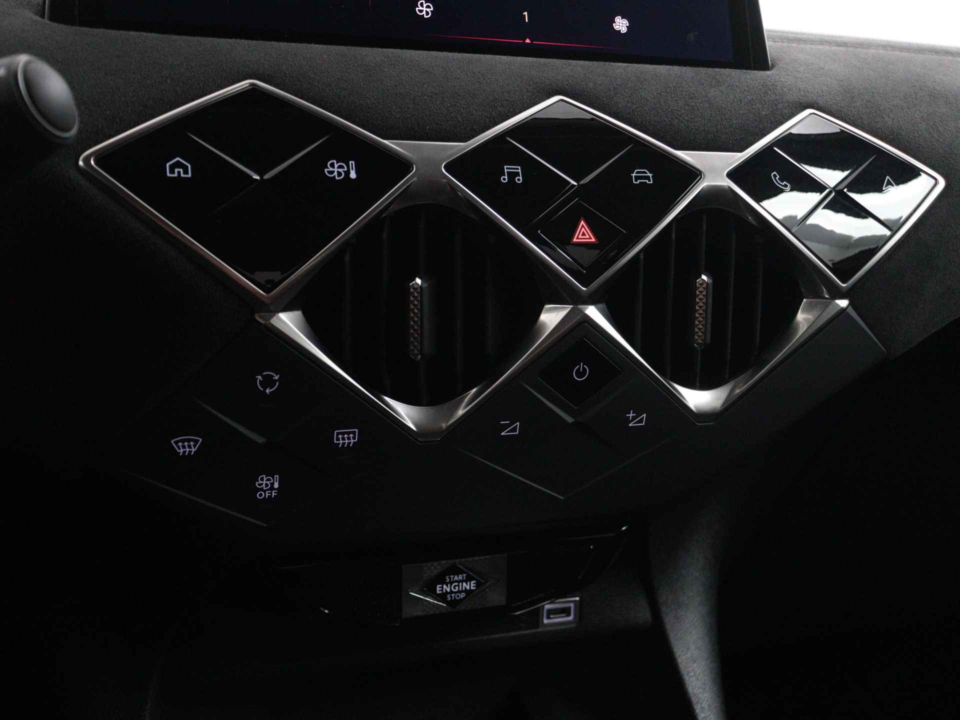 DS DS 3 E-Tense Performance Line+ 54 kWh | Achteruitrijcamera | Draadloos Apple Carplay/Android Auto | WLTP 400km - 19/24