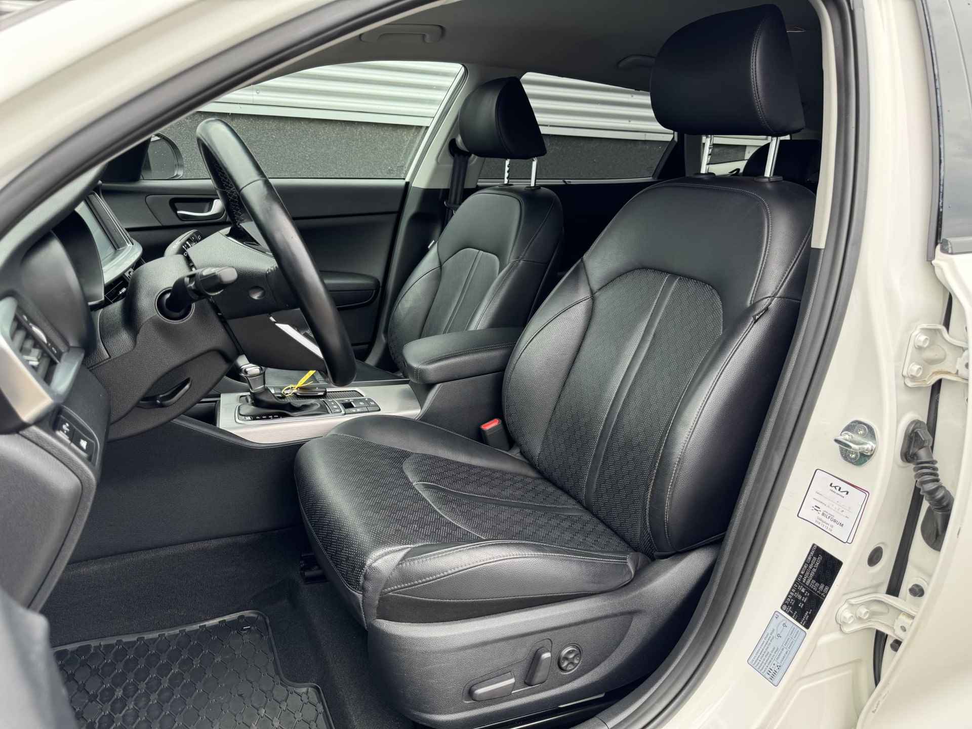 Kia Optima Sportswagon 2.0 GDI PHEV ExecutiveLine Navigatie, Lederen bekleding, Trekhaak, Elektrische stoel + Geheugen, Stoelkoeling + Verwarming, Stuurwielverwarming - 19/39