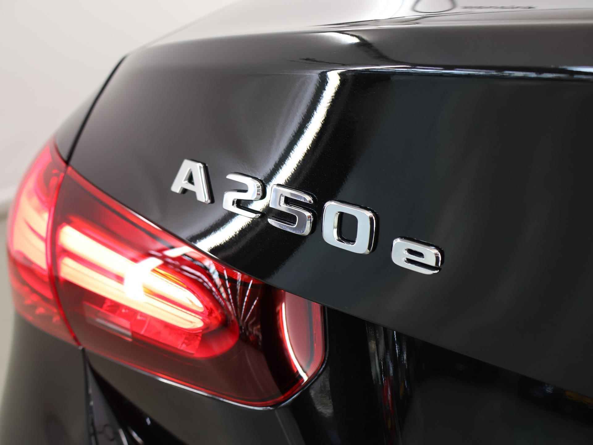 Mercedes-Benz A-klasse 250e AMG Line Limousine | adaptieve cruise control | Panorama-schuifdak | Multibeam LED | Keyless-go | Achteruitrijcamera | Sfeerverlichting | Nightpakket | - 44/48