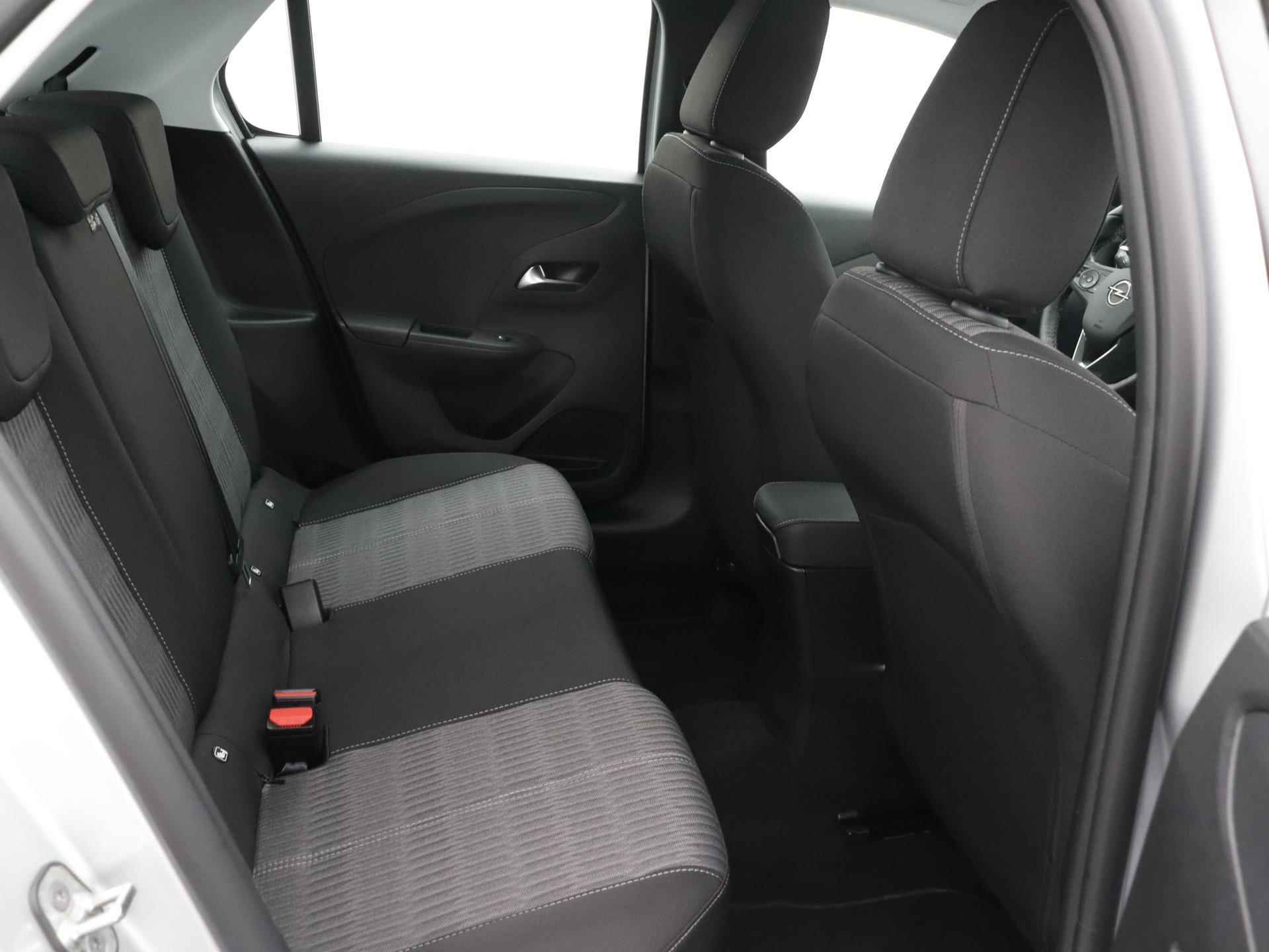 Opel Corsa Edition 100pk | Navigatie | Parkeersensoren Achter | Airco | Stuur Verwarmd | Licht Metalen Velgen 16" - 20/33