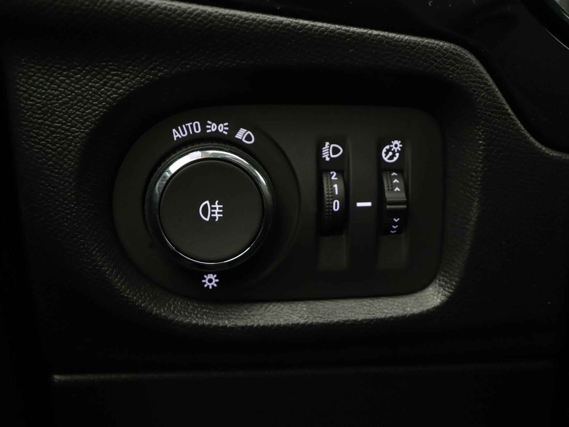 Opel Corsa Edition 100pk | Navigatie | Parkeersensoren Achter | Airco | Stuur Verwarmd | Licht Metalen Velgen 16" - 22/33