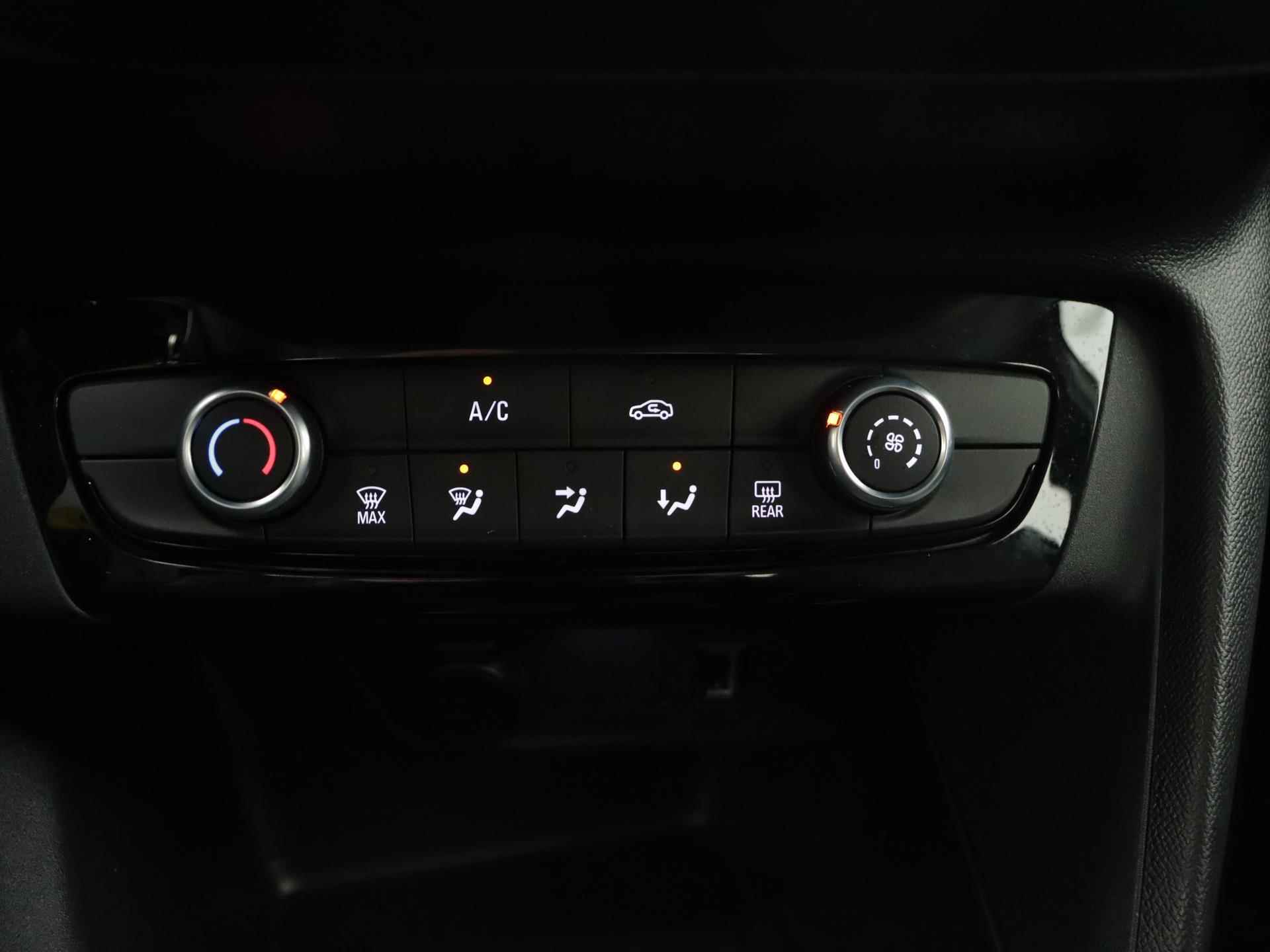 Opel Corsa Edition 100pk | Navigatie | Parkeersensoren Achter | Airco | Stuur Verwarmd | Licht Metalen Velgen 16" - 26/33
