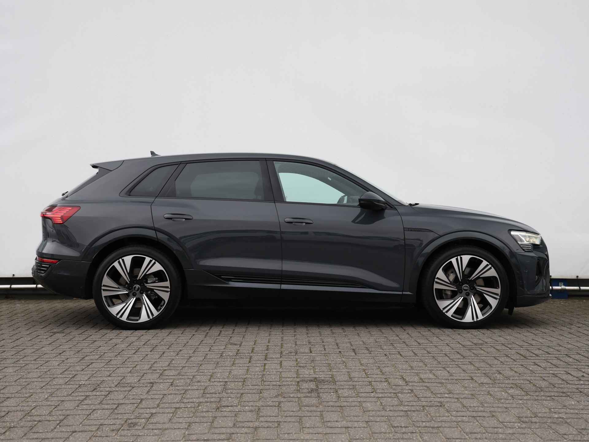 Audi Q8 e-tron 50 quattro 95 kWh 340pk | 22" Velgen | Leder | Stoelverwarming | Navi | Apple Carplay - 2/32