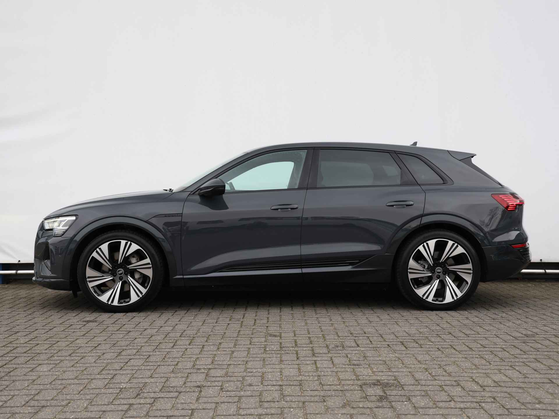 Audi Q8 e-tron 50 quattro 95 kWh 340pk | 22" Velgen | Leder | Stoelverwarming | Navi | Apple Carplay - 12/32