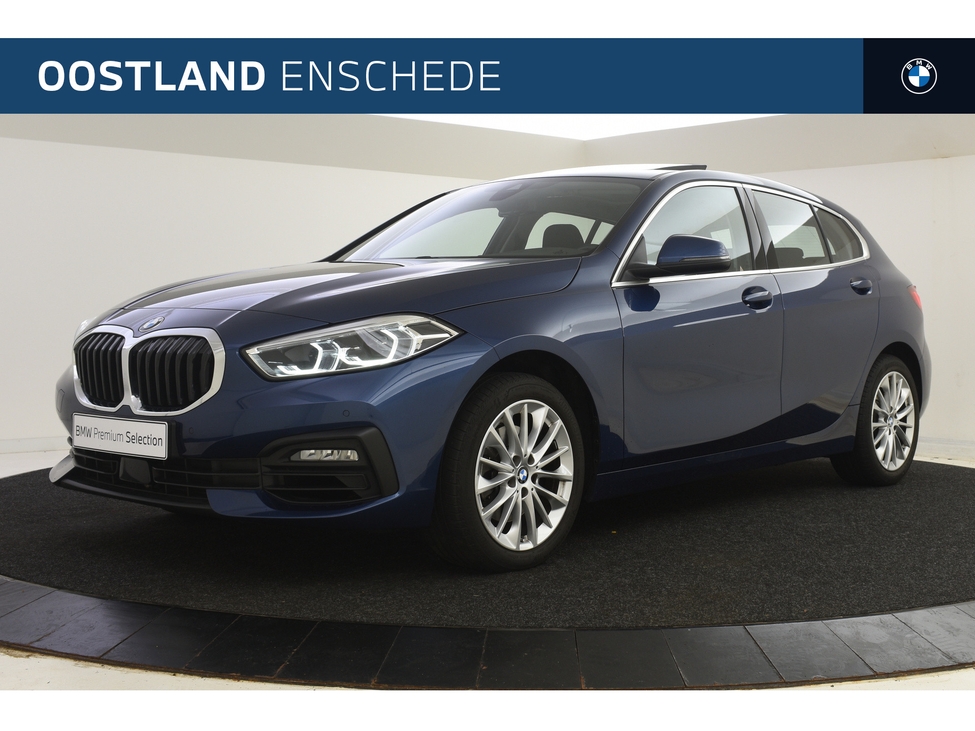 BMW 1-serie 116i Automaat / Panoramadak / LED / Live Cockpit Professional / Stoelverwarming / PDC voor + achter