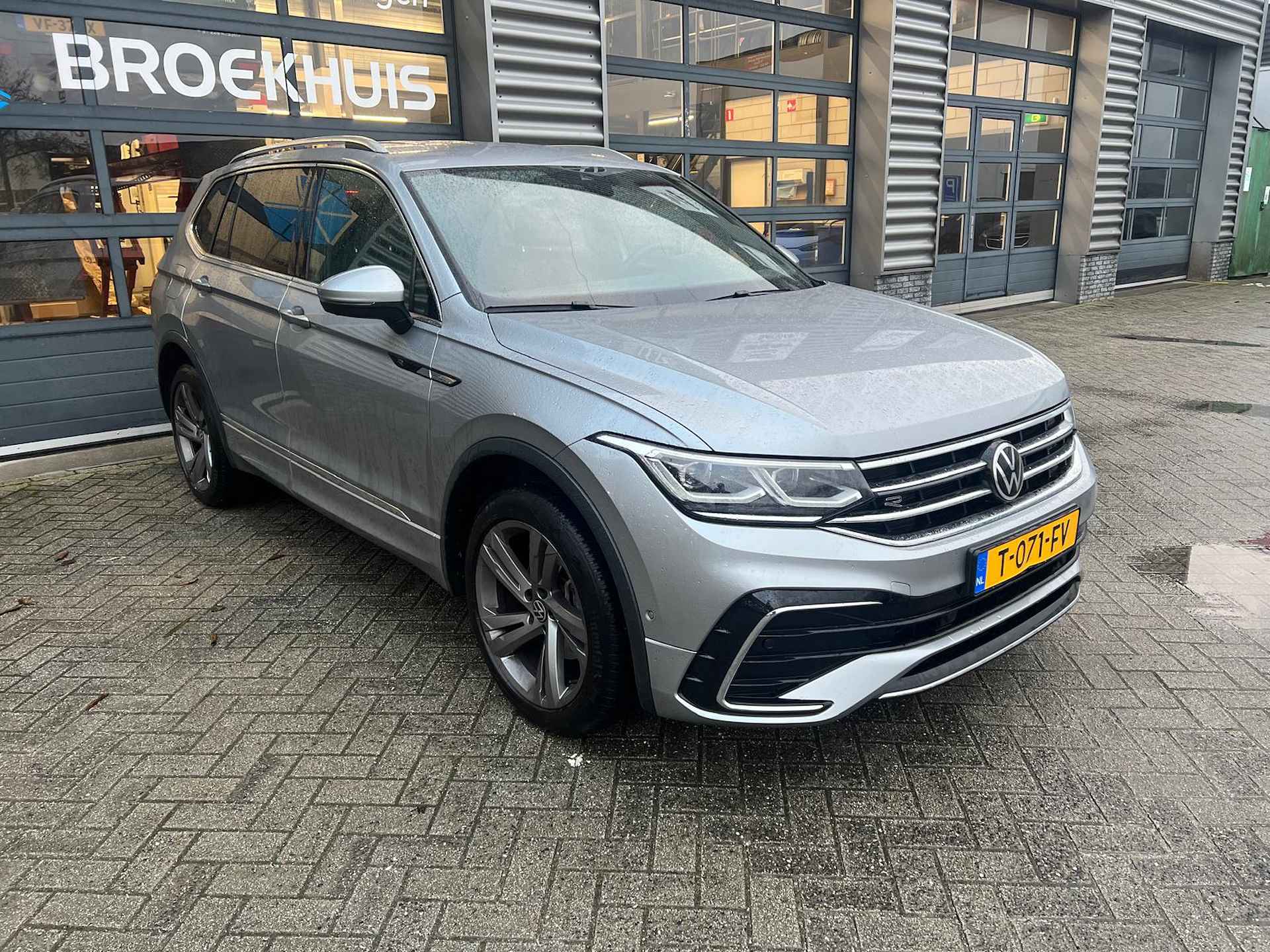 Volkswagen Tiguan Allspace 1.5 TSI 150 pk R-Line Business 7-pers. 7-DSG | Trekhaak wegklapbaar | Achteruitrijcamera | Cruise control adaptief | - 4/36