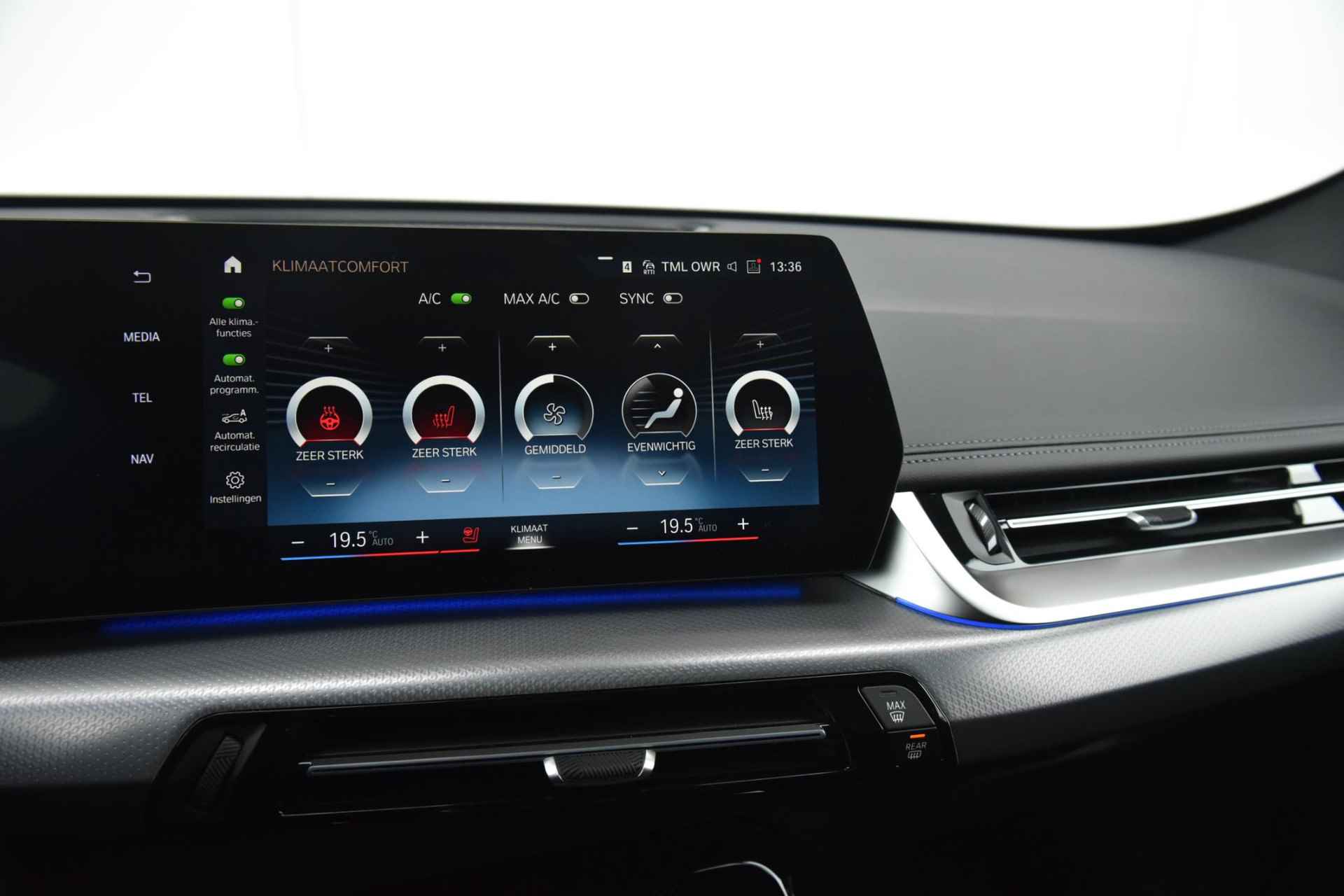 BMW iX1 xDrive30 M-Sport Stuurwielrand Verwarming / Adaptief Onderstel / Comfort Acces / Binnen & Buitenspiegel Automatisch Dimmend / Driving Assistant Plus / Luxe dashboard - 22/23