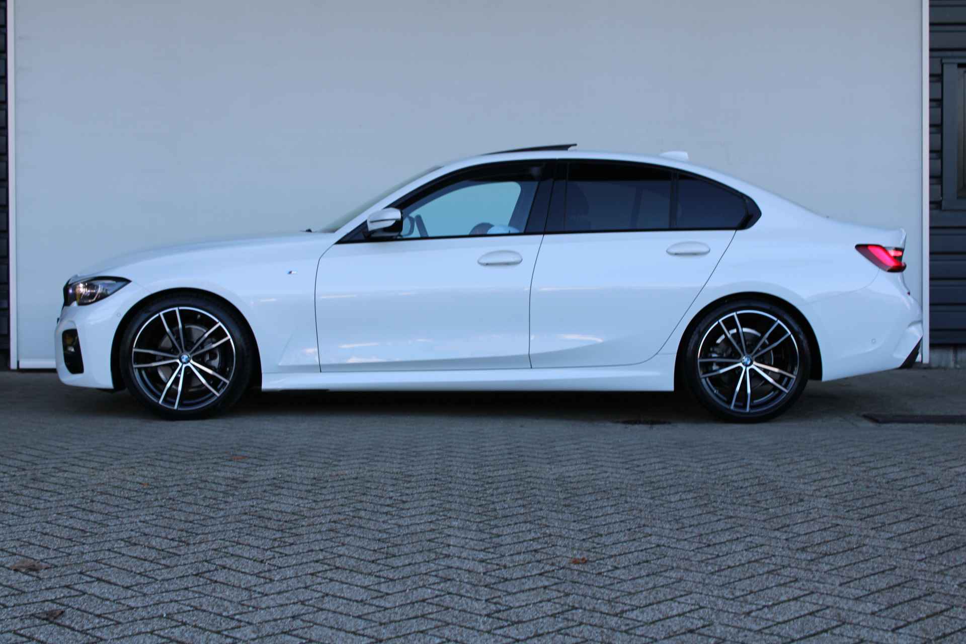 BMW 3-serie 320i Business Edition Plus M-SPORT/SCHUIFDAK/LIVE COCKPIT/LEDER/19INCH/LASER/ELEKTR TREKHAAK/CAMERA / BOMVOLLE NL AUTO !! - 3/39