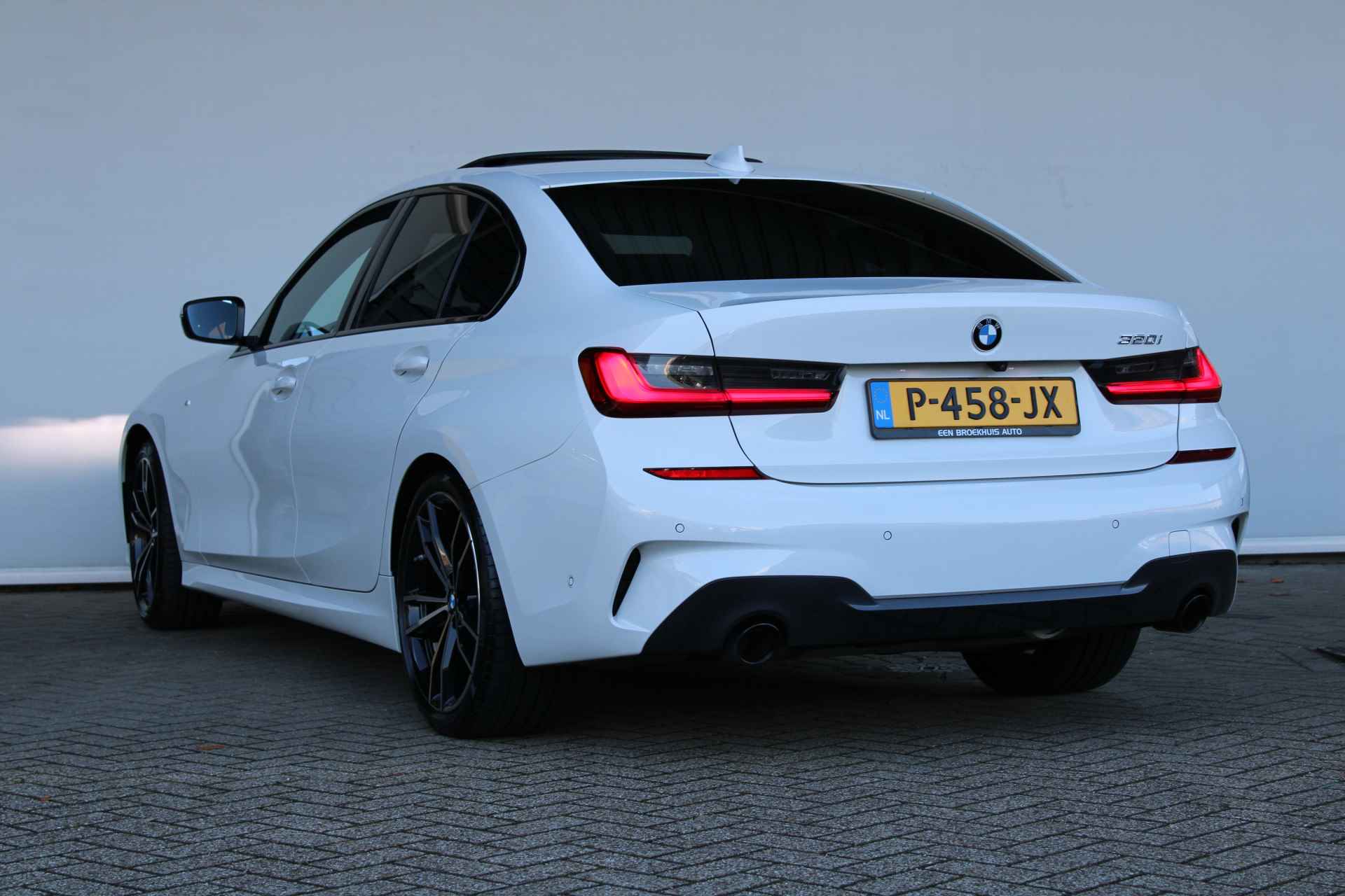 BMW 3-serie 320i Business Edition Plus M-SPORT/SCHUIFDAK/LIVE COCKPIT/LEDER/19INCH/LASER/ELEKTR TREKHAAK/CAMERA / BOMVOLLE NL AUTO !! - 5/39