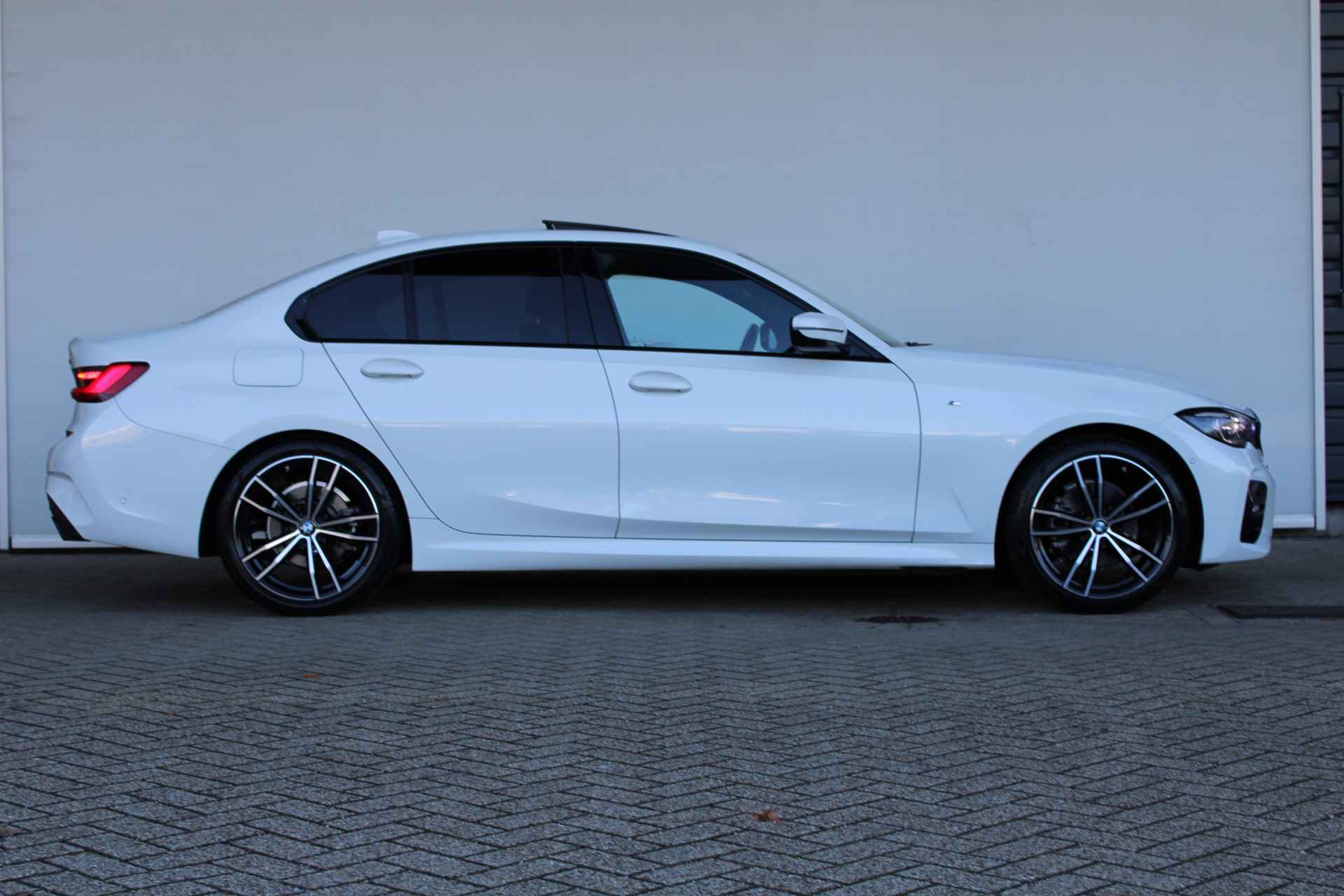 BMW 3-serie 320i Business Edition Plus M-SPORT/SCHUIFDAK/LIVE COCKPIT/LEDER/19INCH/LASER/ELEKTR TREKHAAK/CAMERA / BOMVOLLE NL AUTO !! - 8/39