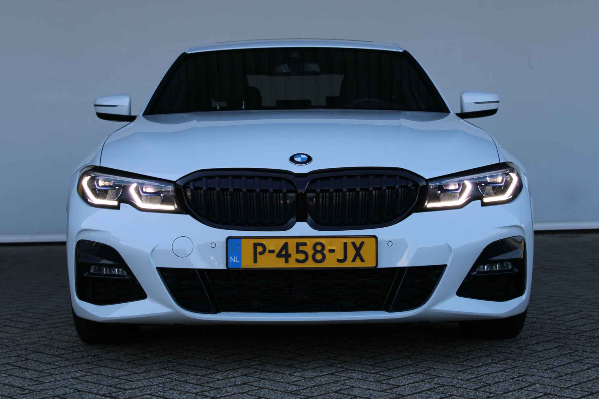 BMW 3-serie 320i Business Edition Plus M-SPORT/SCHUIFDAK/LIVE COCKPIT/LEDER/19INCH/LASER/ELEKTR TREKHAAK/CAMERA / BOMVOLLE NL AUTO !! - 10/39