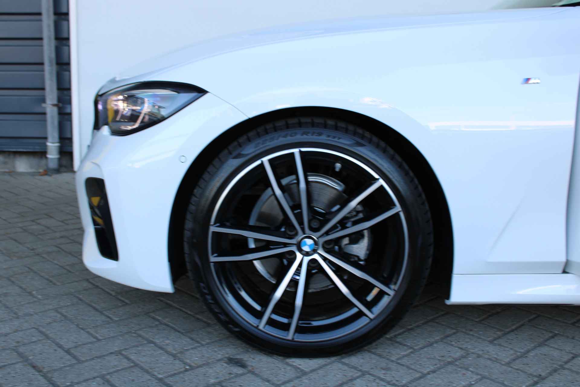 BMW 3-serie 320i Business Edition Plus M-SPORT/SCHUIFDAK/LIVE COCKPIT/LEDER/19INCH/LASER/ELEKTR TREKHAAK/CAMERA / BOMVOLLE NL AUTO !! - 38/39