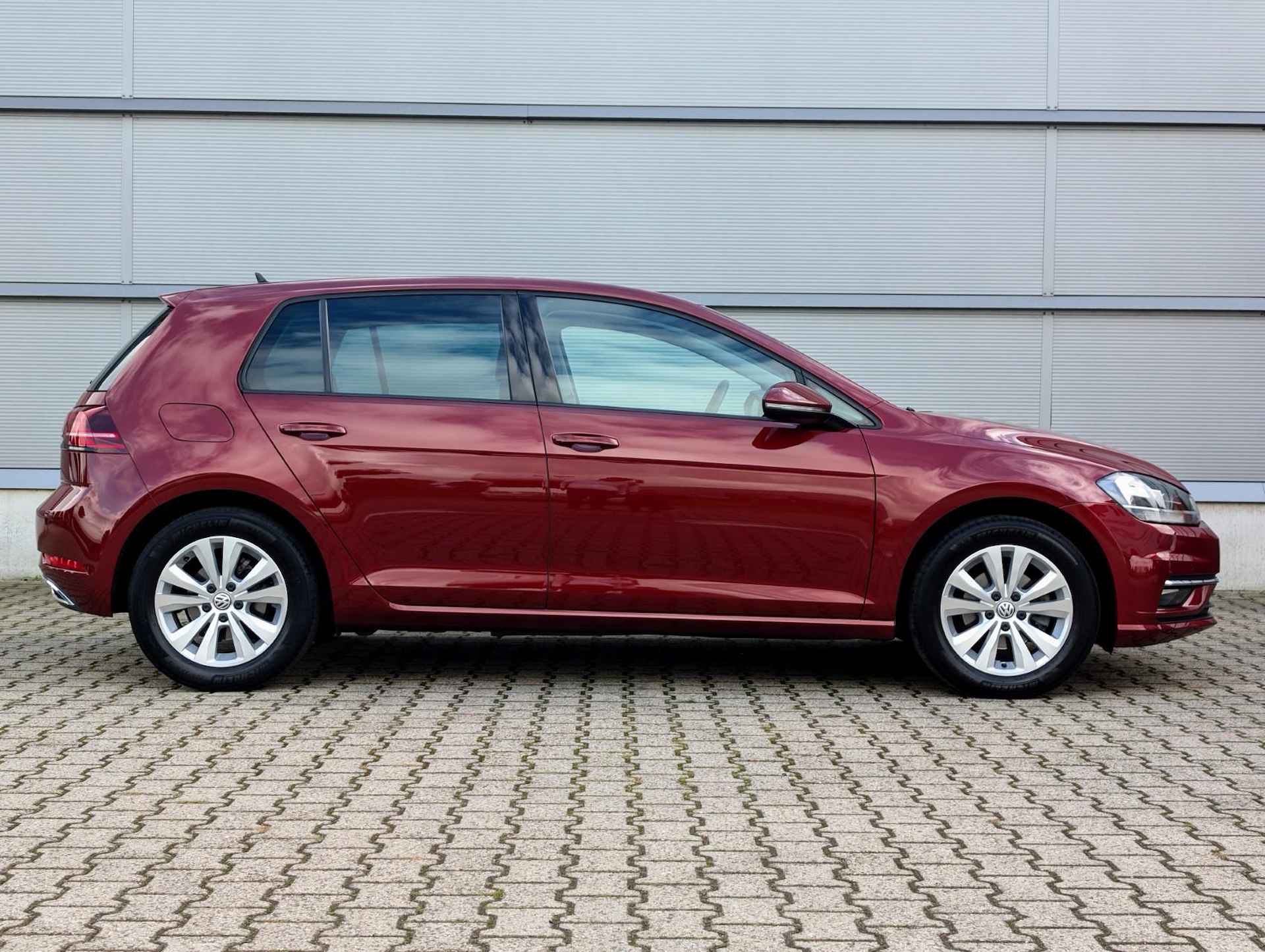 Volkswagen Golf 1.0 TSI 115pk Comfortline Business | Trekhaak | Ergo Comfortstoel | Navigatie - 3/35