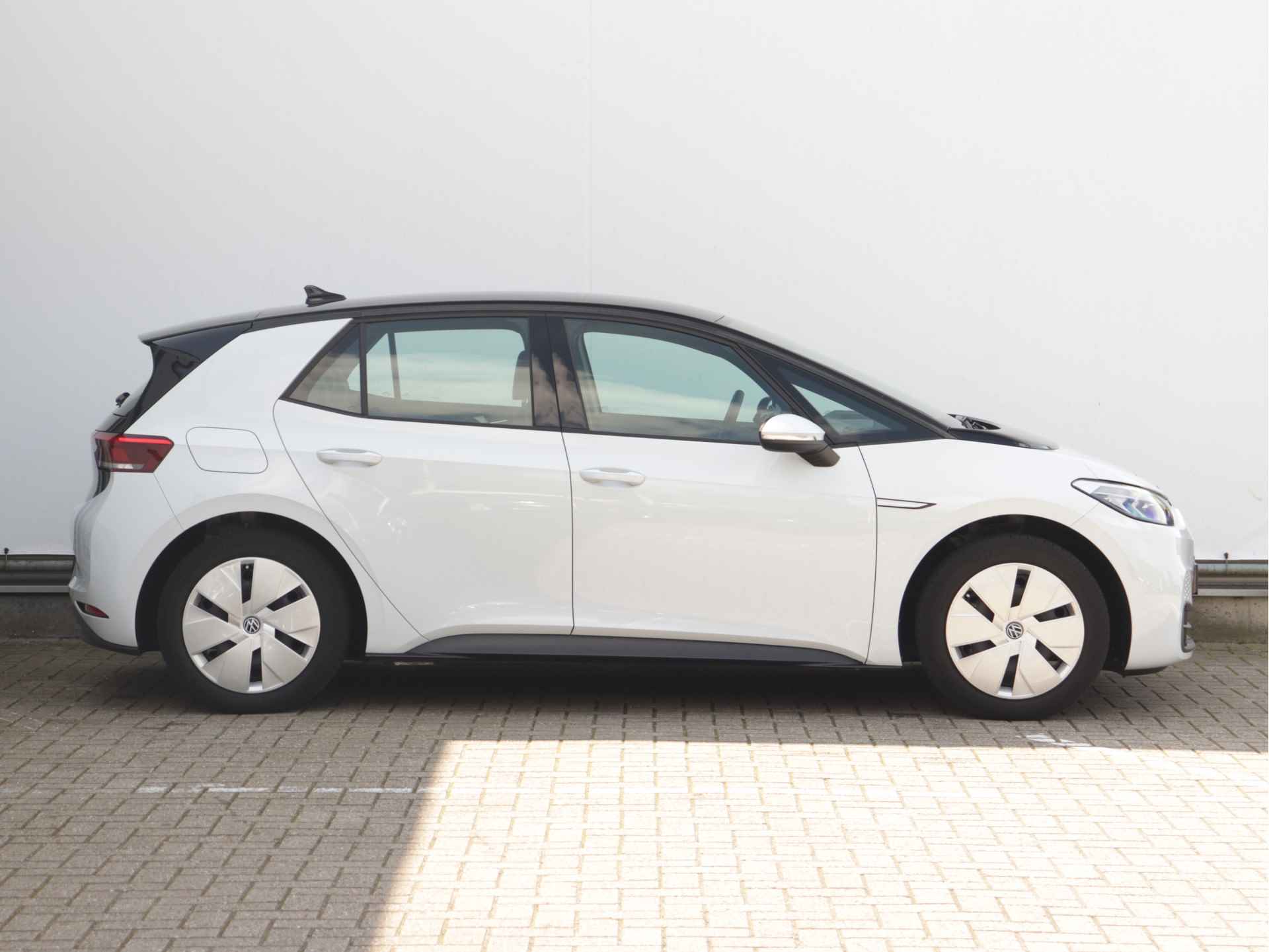 Volkswagen ID.3 Pure 45 kWh 150pk | Navigatie | Adaptive cruise | Parkeersensoren | NL-Auto | Sfeerverlichting | - 2/39
