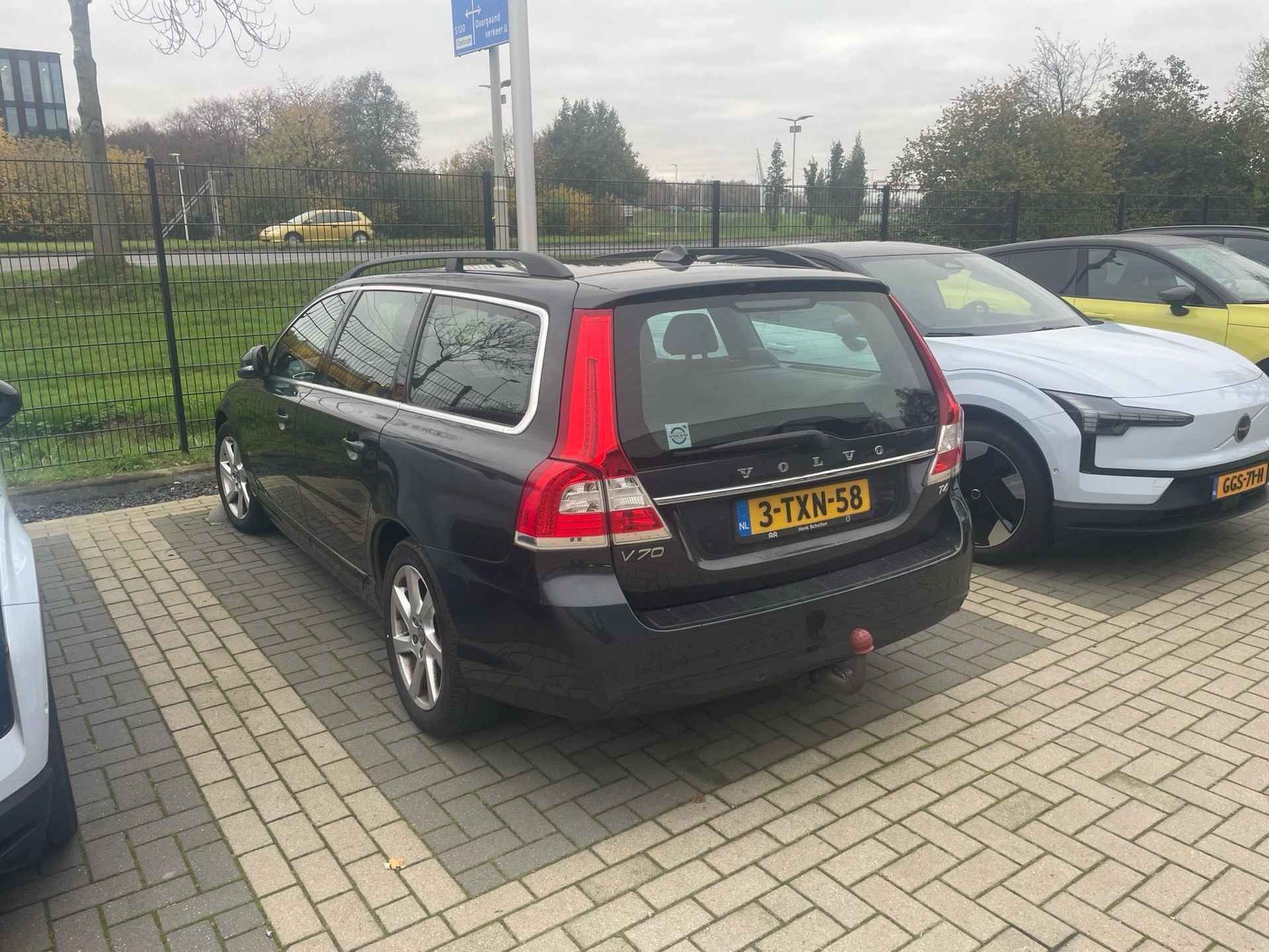 Volvo V70 T4 180pk Nordic+, Standkachel, Roofrails, Elektrisch bedienbare bestuurdersstoel, Trekhaak, Navigatie, Bluetooth, - 2/5