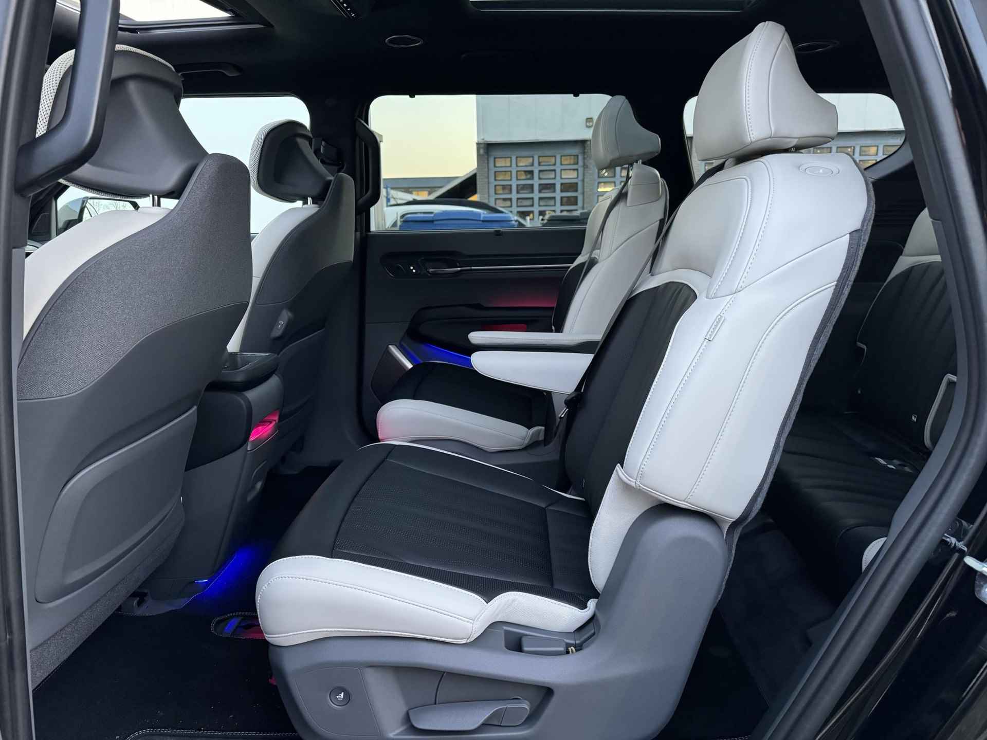 Kia EV9 Launch Edition GT-Line AWD 6p. 100 kWh | Beperkte voorraad beschikbaar! | Verkrijgbaar als 6 of 7-zits | 210 kW laadvermogen | 2500 kg toegestaan trekgewicht - 42/67