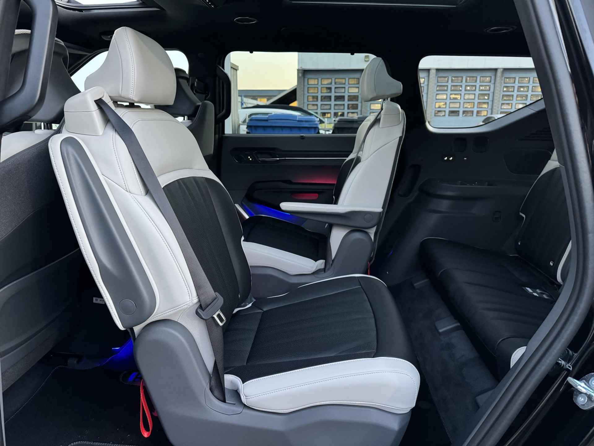 Kia EV9 Launch Edition GT-Line AWD 6p. 100 kWh | Beperkte voorraad beschikbaar! | Verkrijgbaar als 6 of 7-zits | 210 kW laadvermogen | 2500 kg toegestaan trekgewicht - 53/67