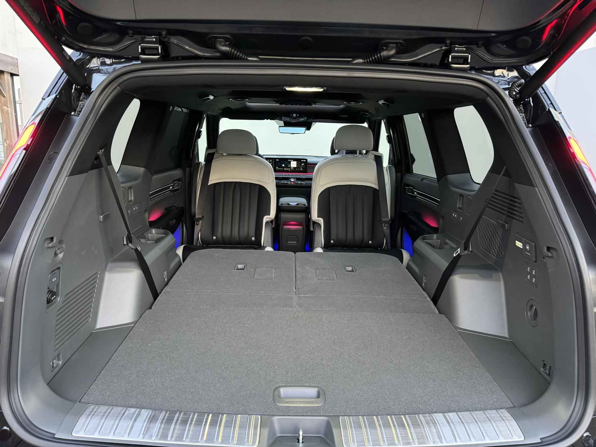 Kia EV9 Launch Edition GT-Line AWD 6p. 100 kWh | Beperkte voorraad beschikbaar! | Verkrijgbaar als 6 of 7-zits | 210 kW laadvermogen | 2500 kg toegestaan trekgewicht - 59/67