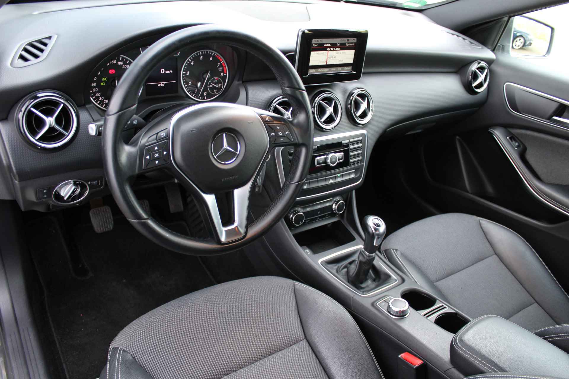 Mercedes-Benz A-Klasse 180 | Incl. 1 jaar Garantie | Navigatie | Airco | Stoelverwarming | Trekhaak afneembaar | Zwarte hemelbekleding | 16 Inch LMV | Centrale vergrendeling met afstandsbediening | Half lederen bekleding | - 27/49