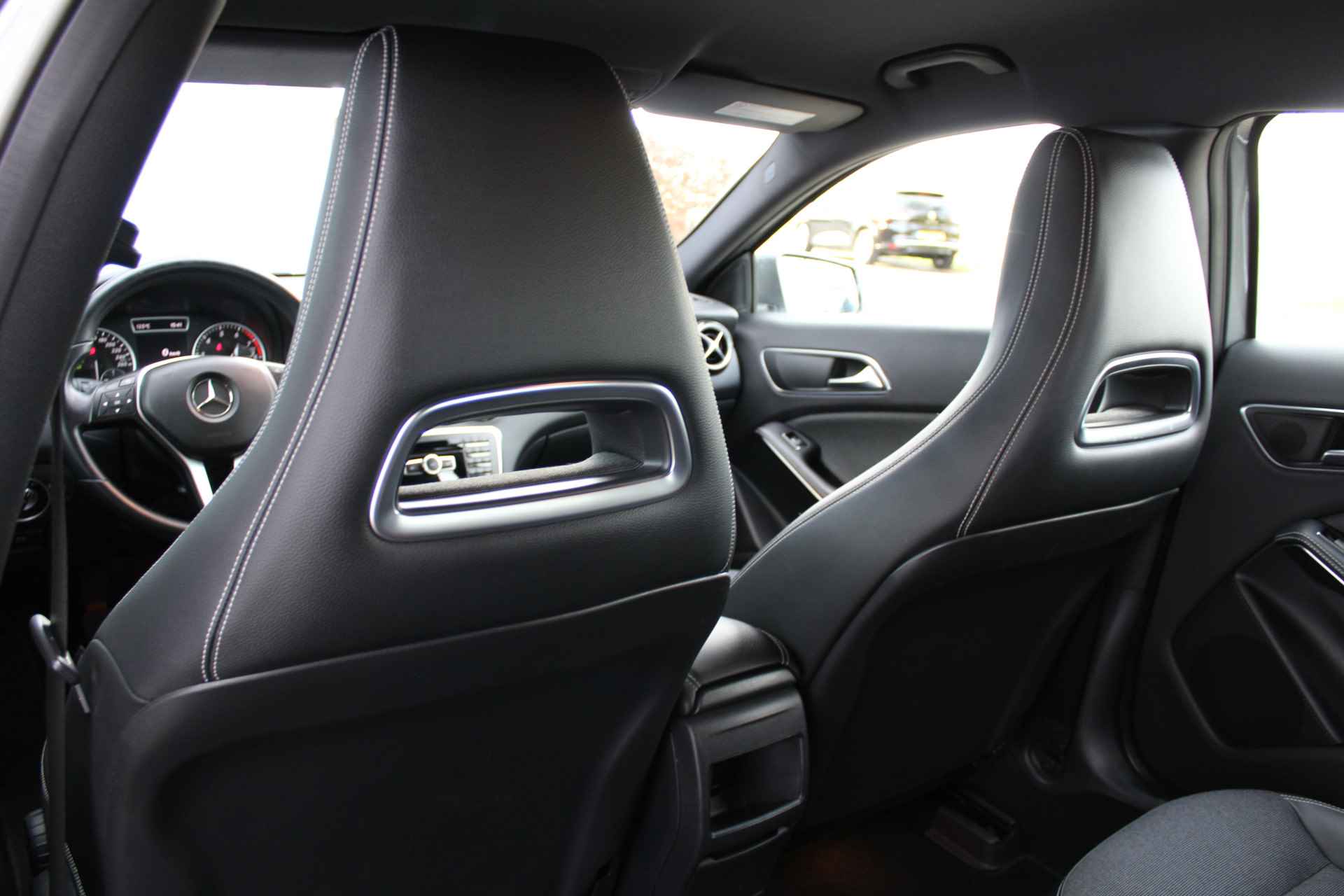 Mercedes-Benz A-Klasse 180 | Incl. 1 jaar Garantie | Navigatie | Airco | Stoelverwarming | Trekhaak afneembaar | Zwarte hemelbekleding | 16 Inch LMV | Centrale vergrendeling met afstandsbediening | Half lederen bekleding | - 20/49